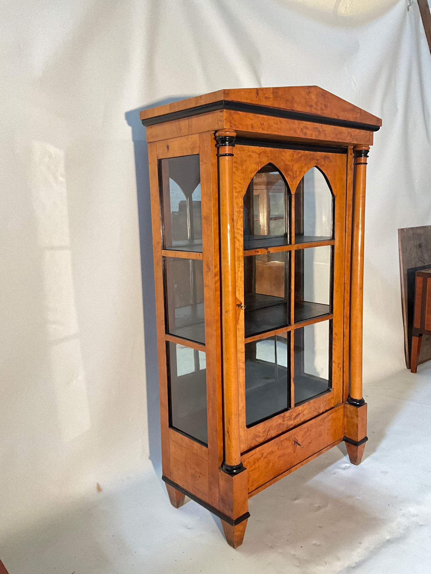 Biedermeier Vitrine in Birke um 1830