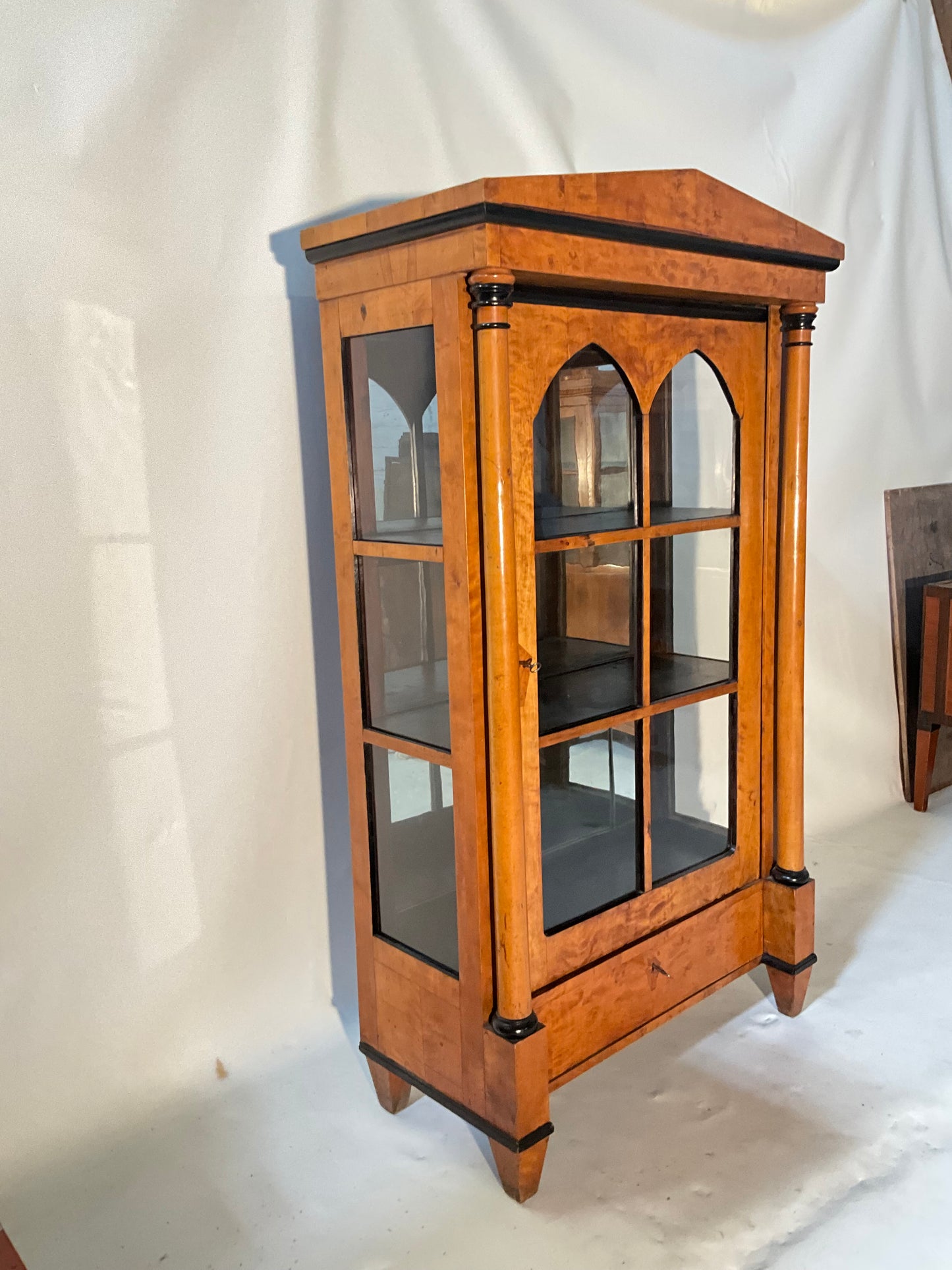 Biedermeier Vitrine in Birke um 1830