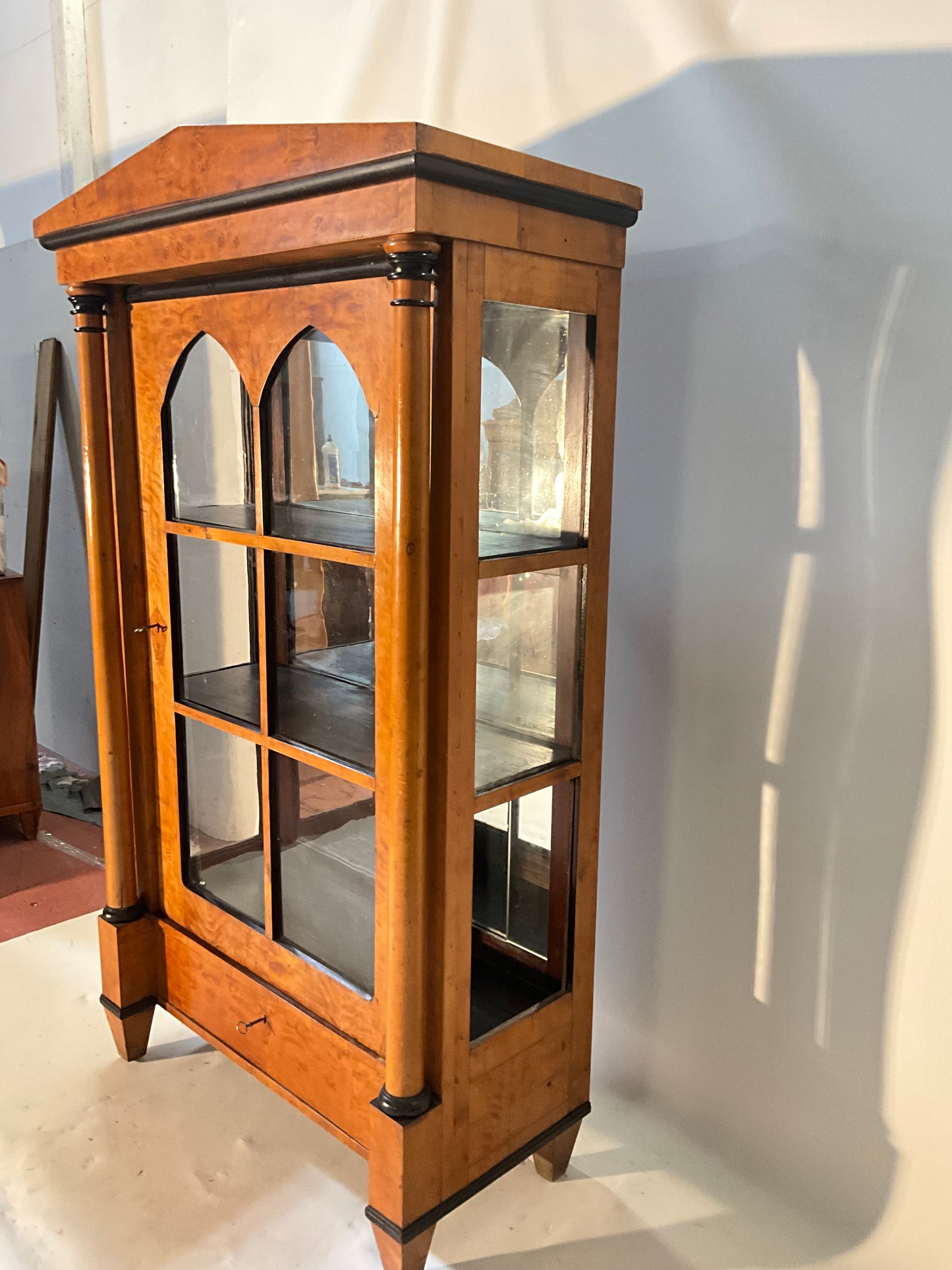 Biedermeier Vitrine in Birke um 1830