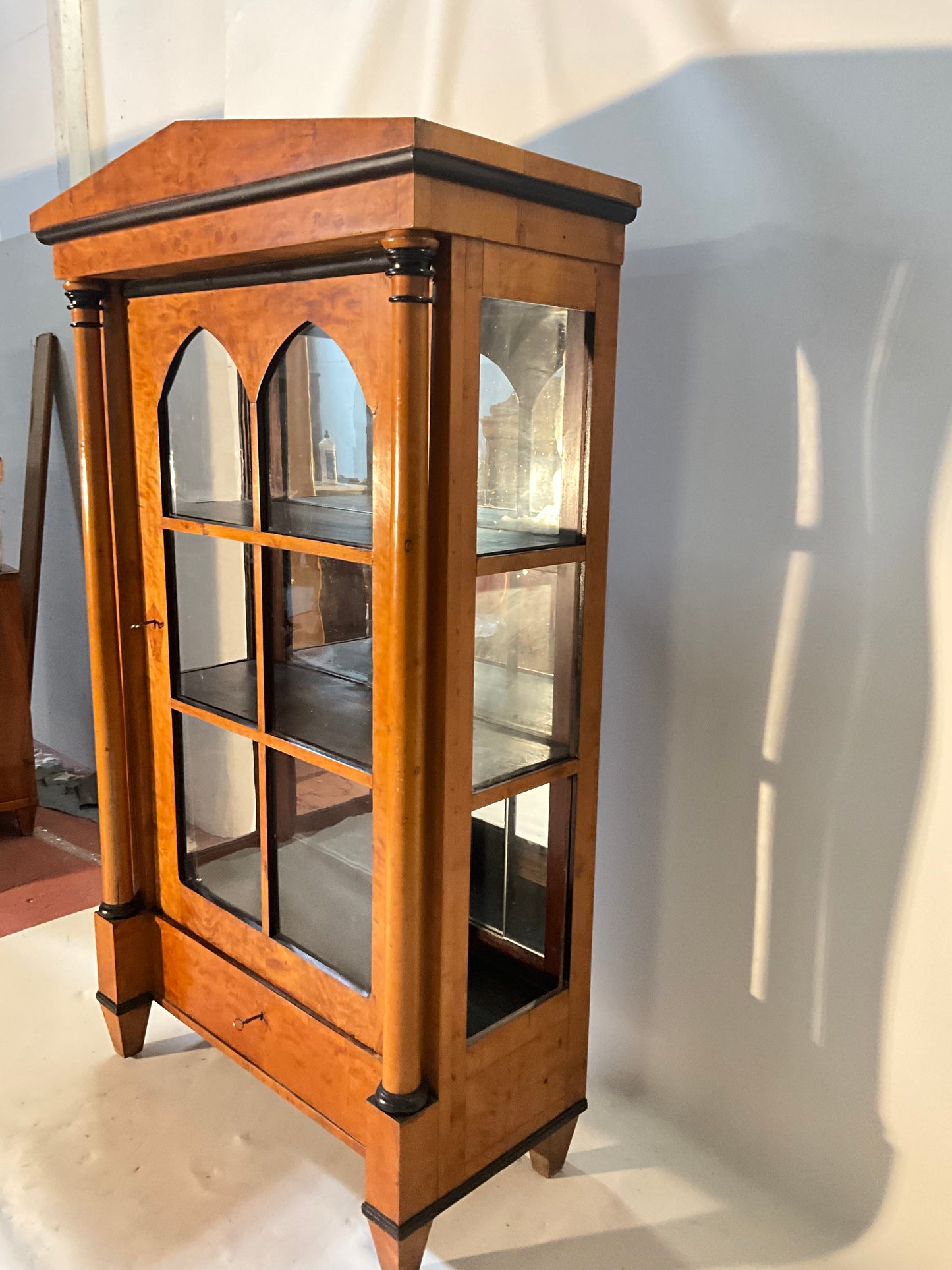 Biedermeier Vitrine in Birke um 1830