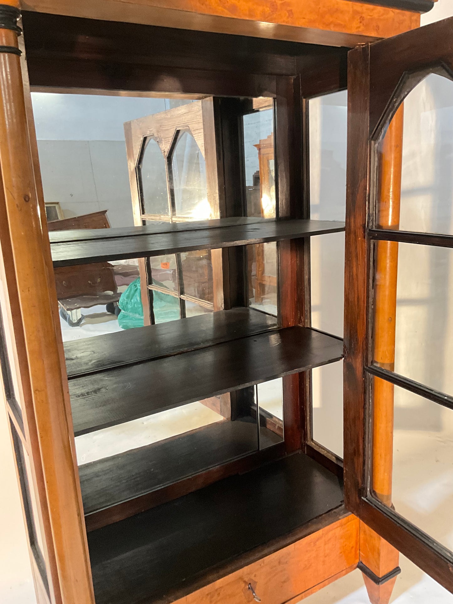 Biedermeier Vitrine in Birke um 1830