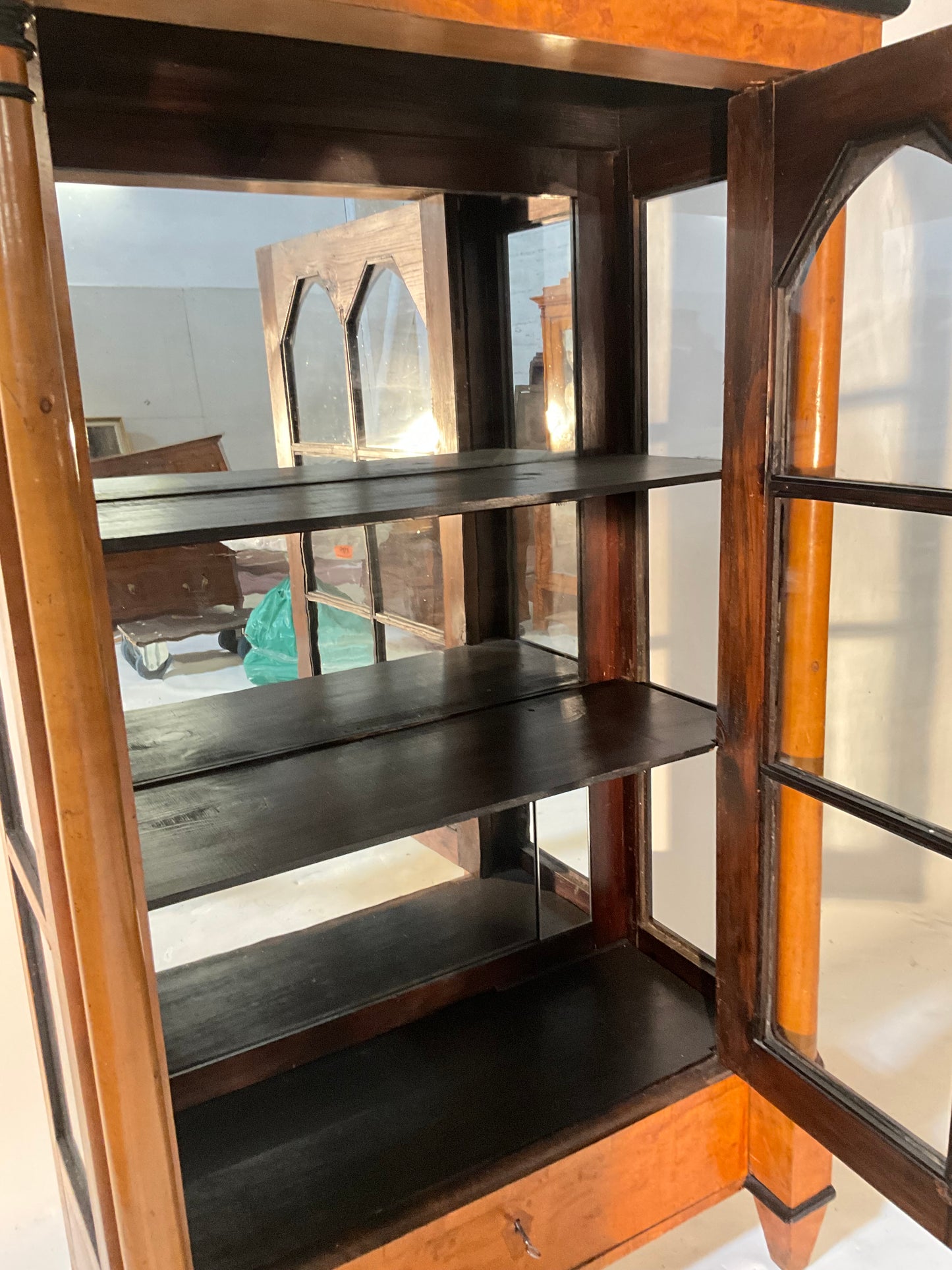 Biedermeier Vitrine in Birke um 1830