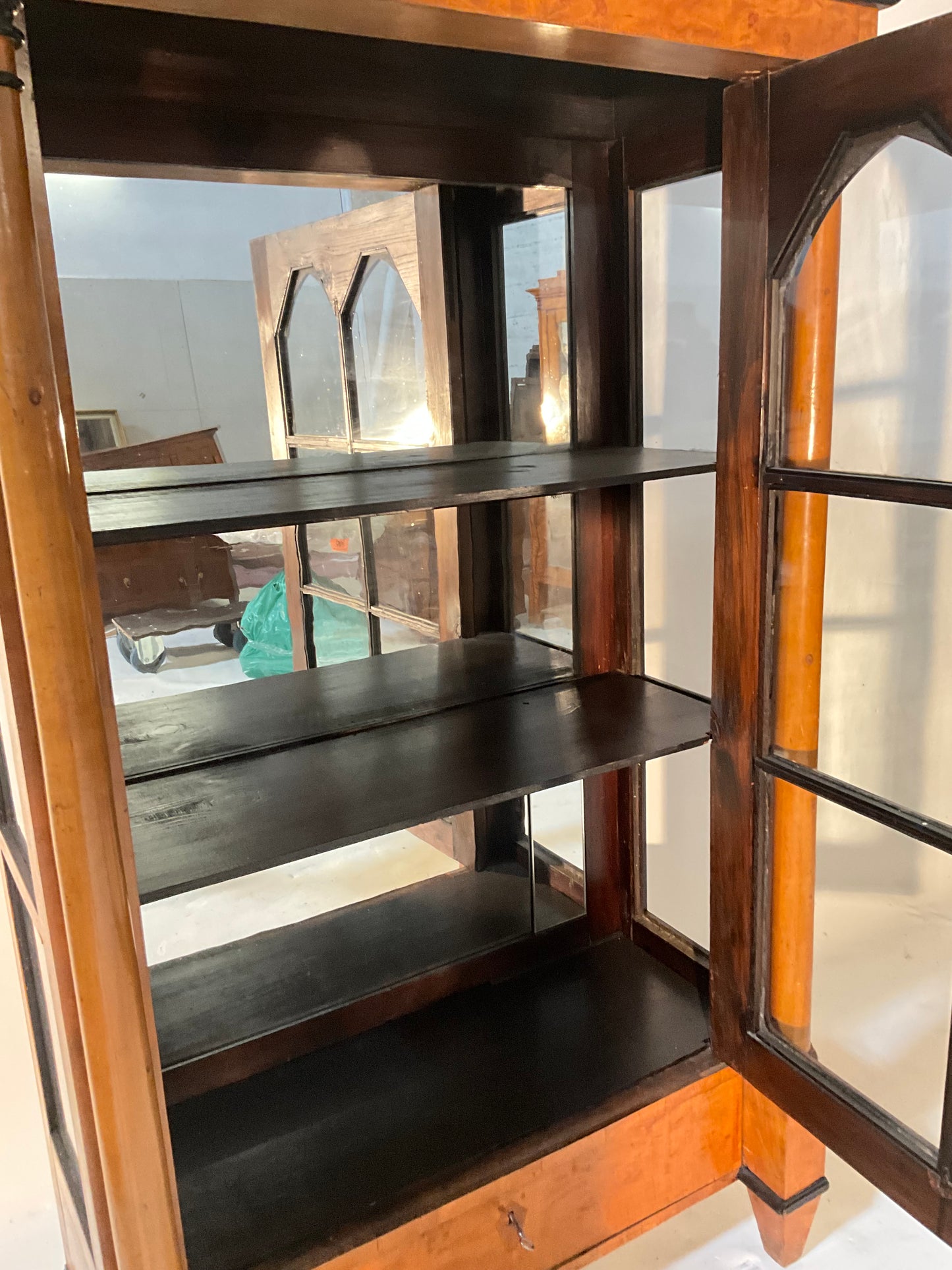 Biedermeier Vitrine in Birke um 1830