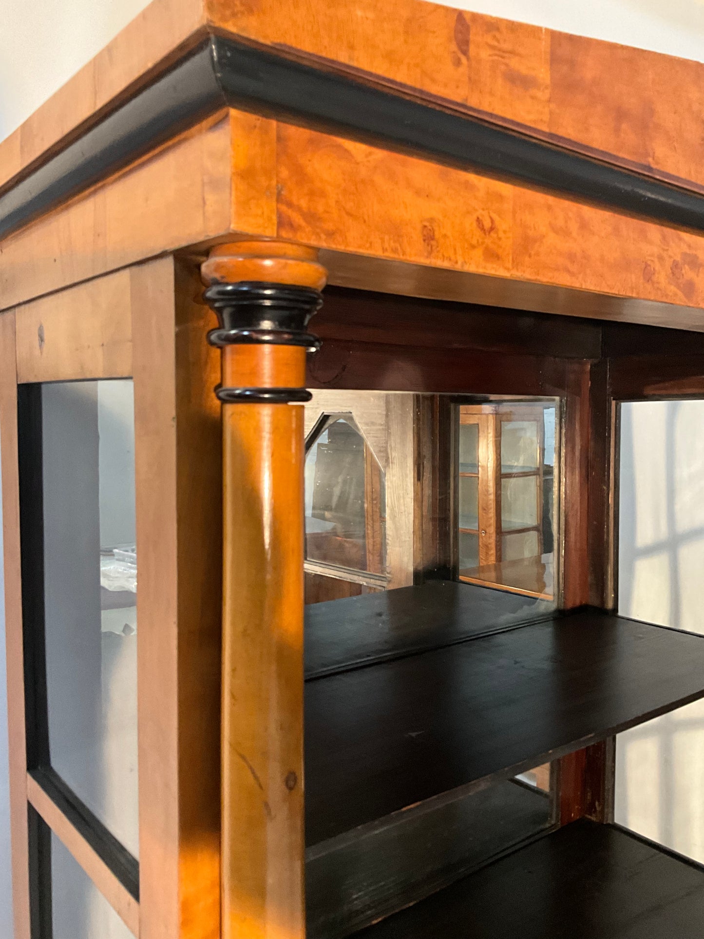 Biedermeier Vitrine in Birke um 1830