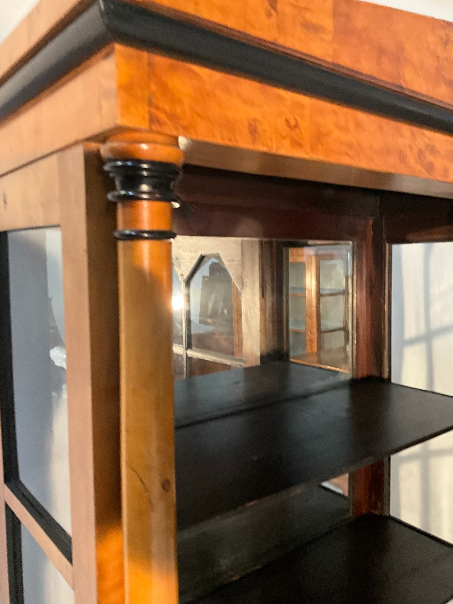 Biedermeier Vitrine in Birke um 1830