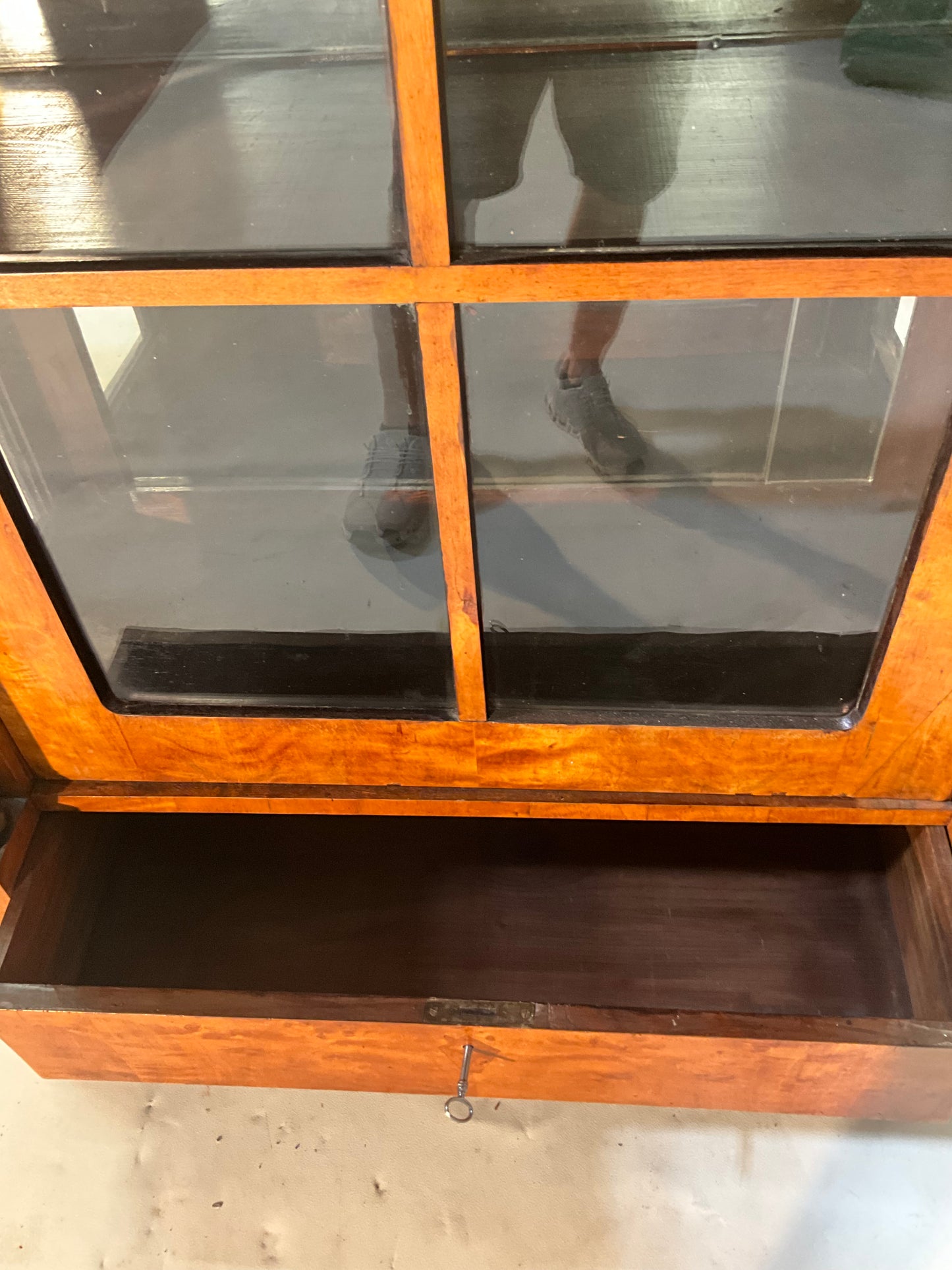 Biedermeier Vitrine in Birke um 1830