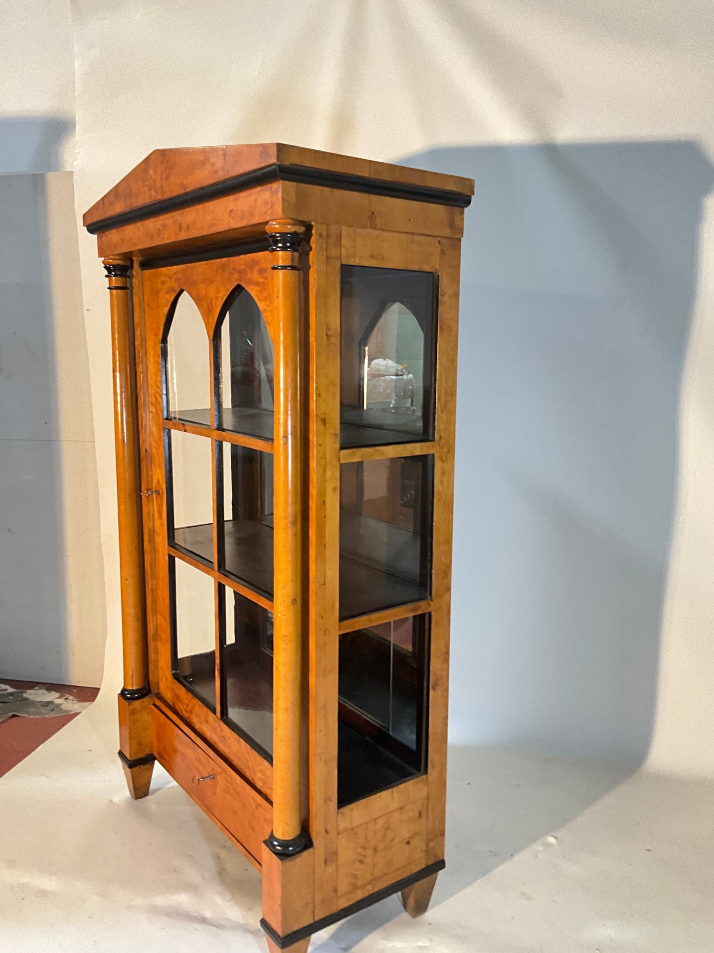 Biedermeier Vitrine in Birke um 1830