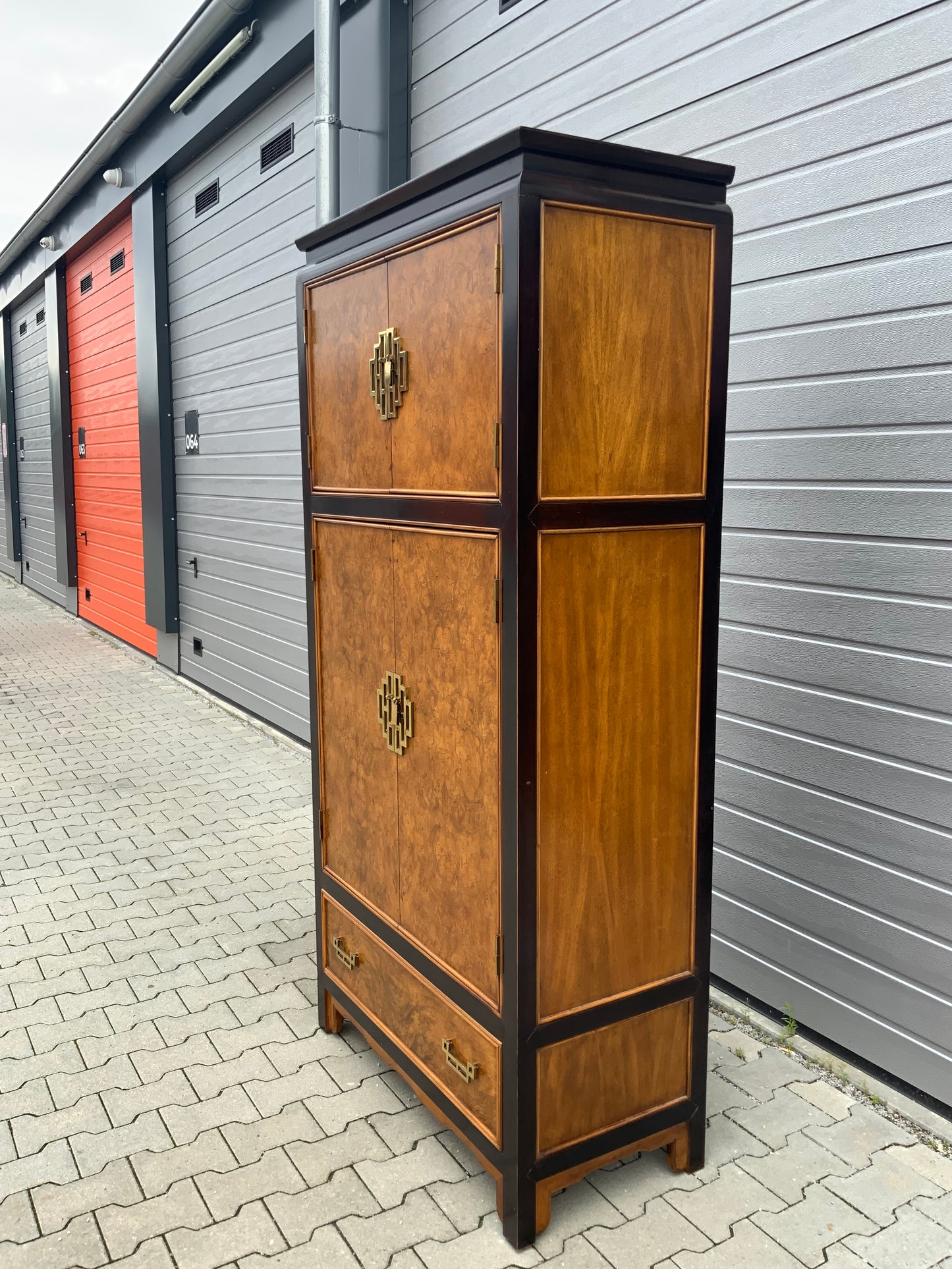 1970 s Vintage Chin Hua Hochschrank Designer Raymond Sobota