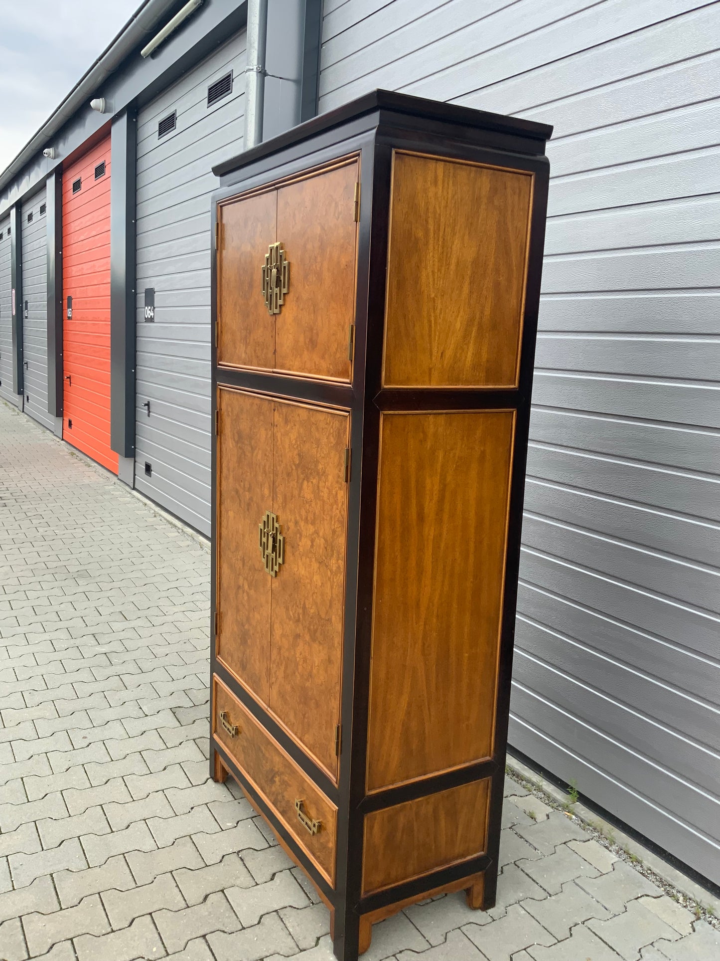 1970 s Vintage Chin Hua Hochschrank Designer Raymond Sobota