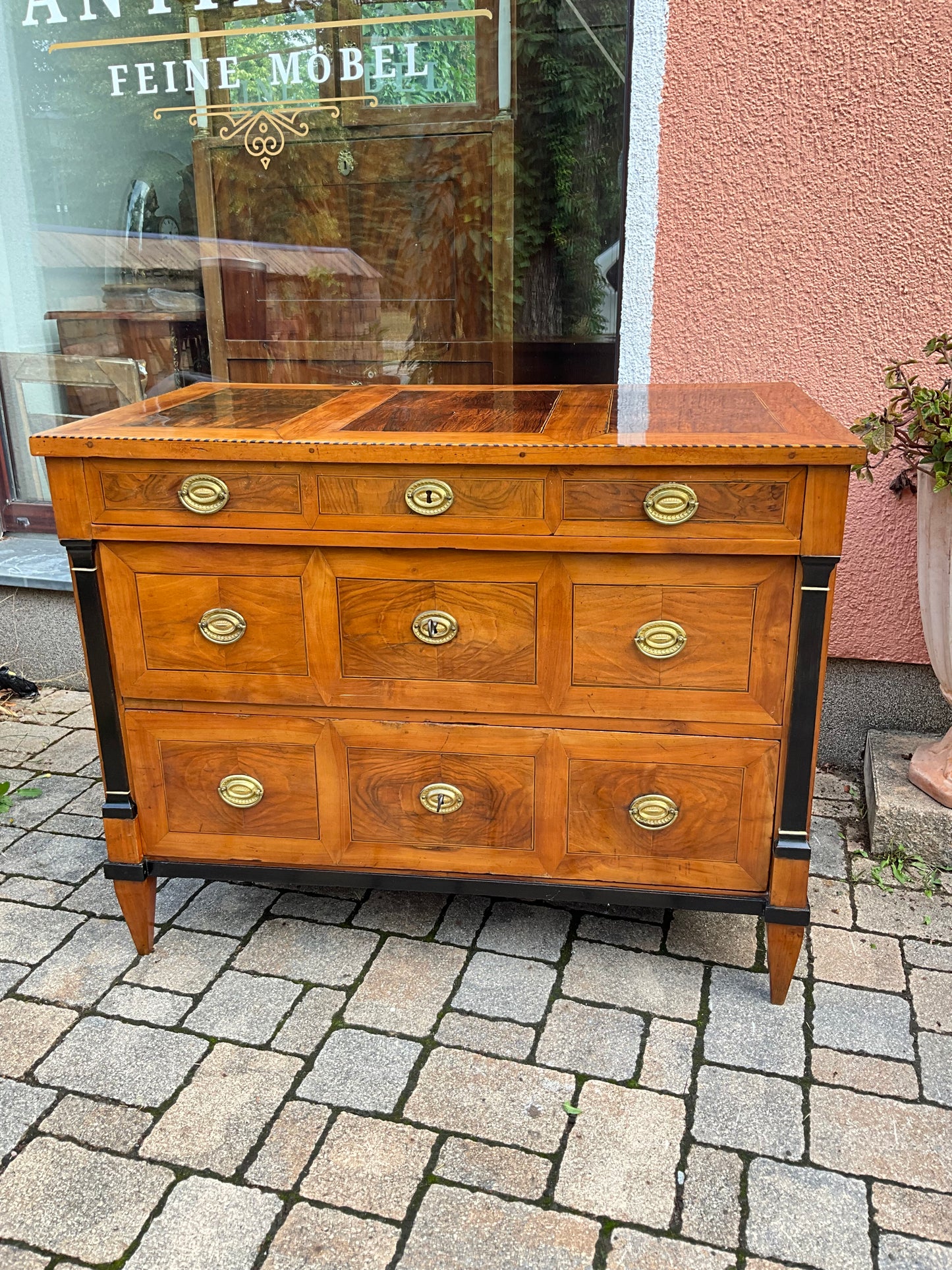 Seltene Biedermeierkommode in Nusswurzelfurnier um 1830