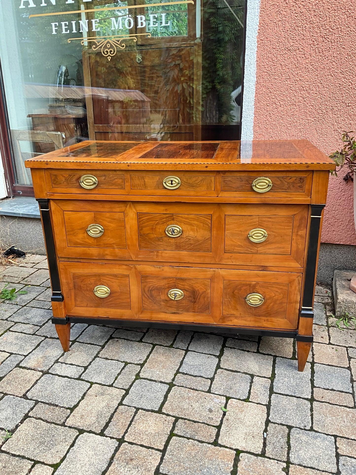 Seltene Biedermeierkommode in Nusswurzelfurnier um 1830