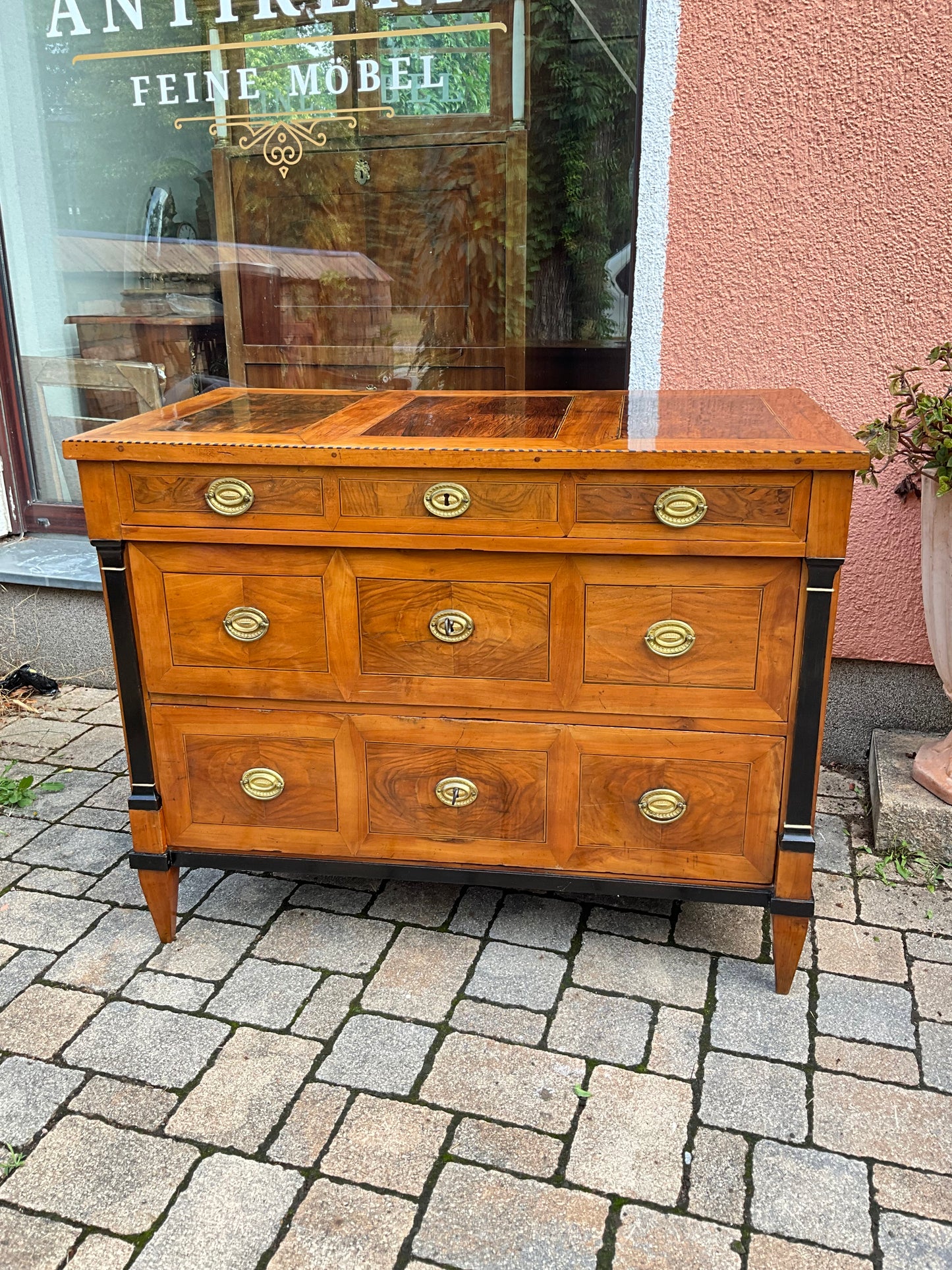 Seltene Biedermeierkommode in Nusswurzelfurnier um 1830