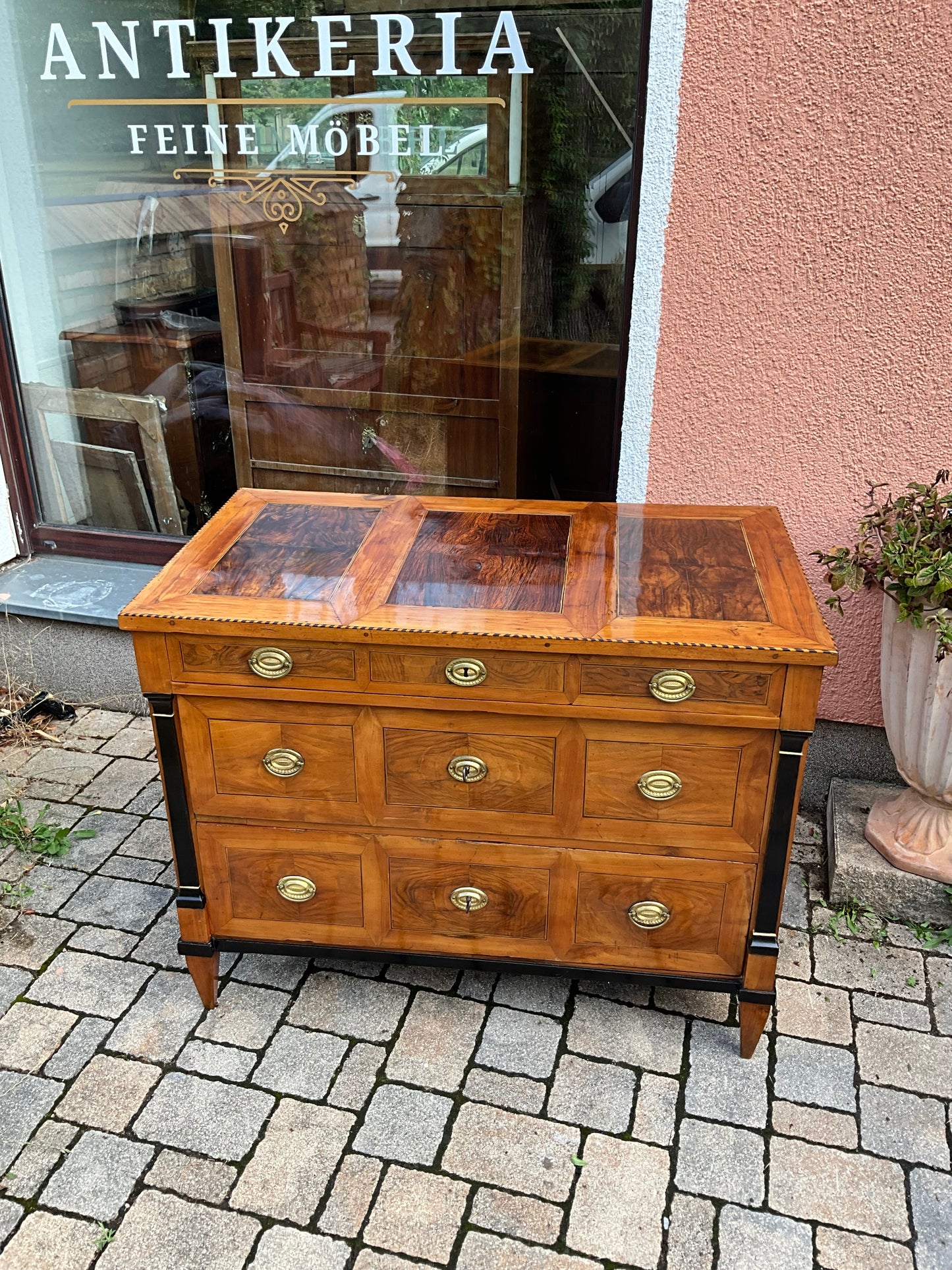 Seltene Biedermeierkommode in Nusswurzelfurnier um 1830