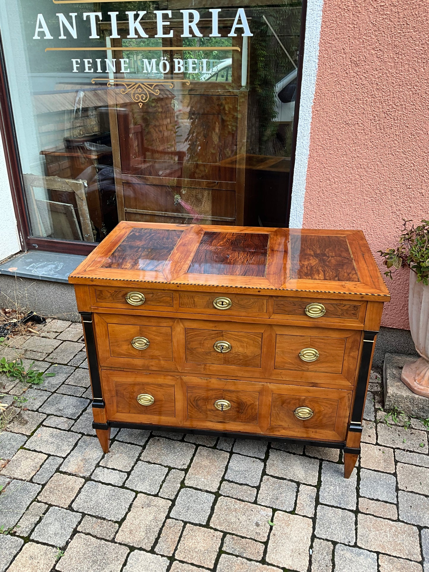 Seltene Biedermeierkommode in Nusswurzelfurnier um 1830