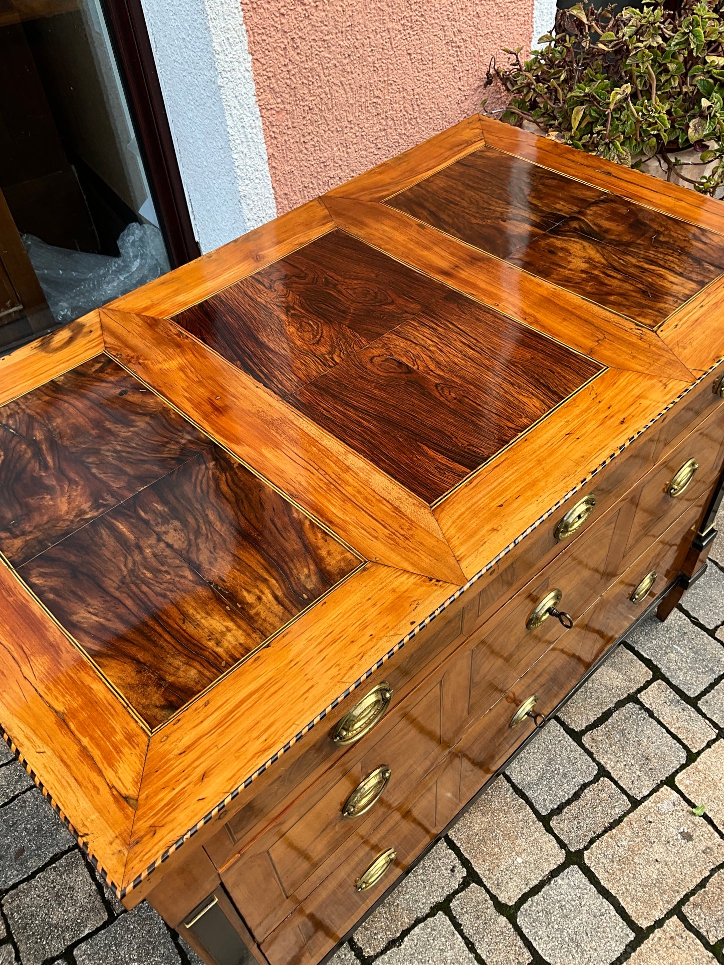 Seltene Biedermeierkommode in Nusswurzelfurnier um 1830