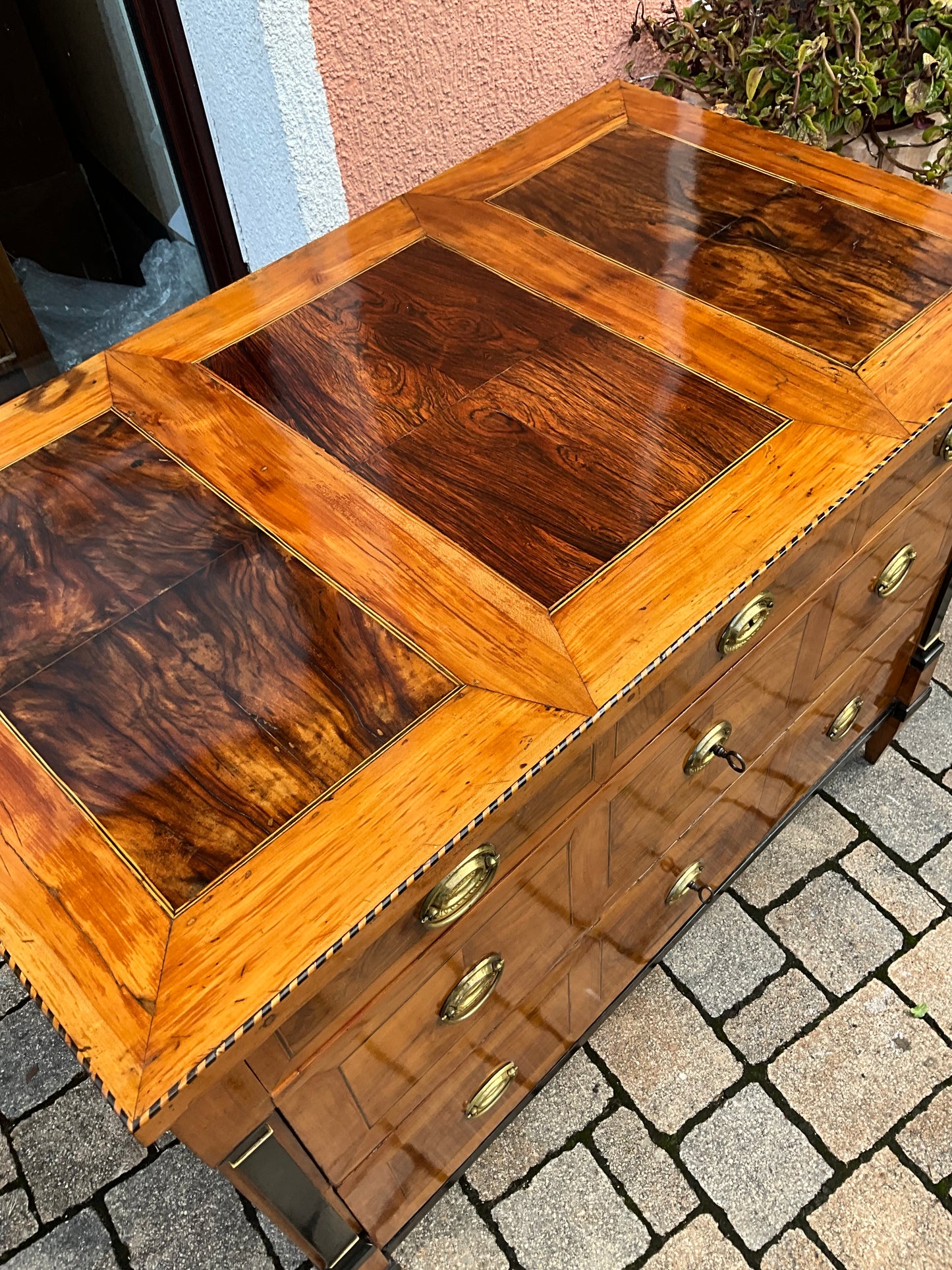 Seltene Biedermeierkommode in Nusswurzelfurnier um 1830