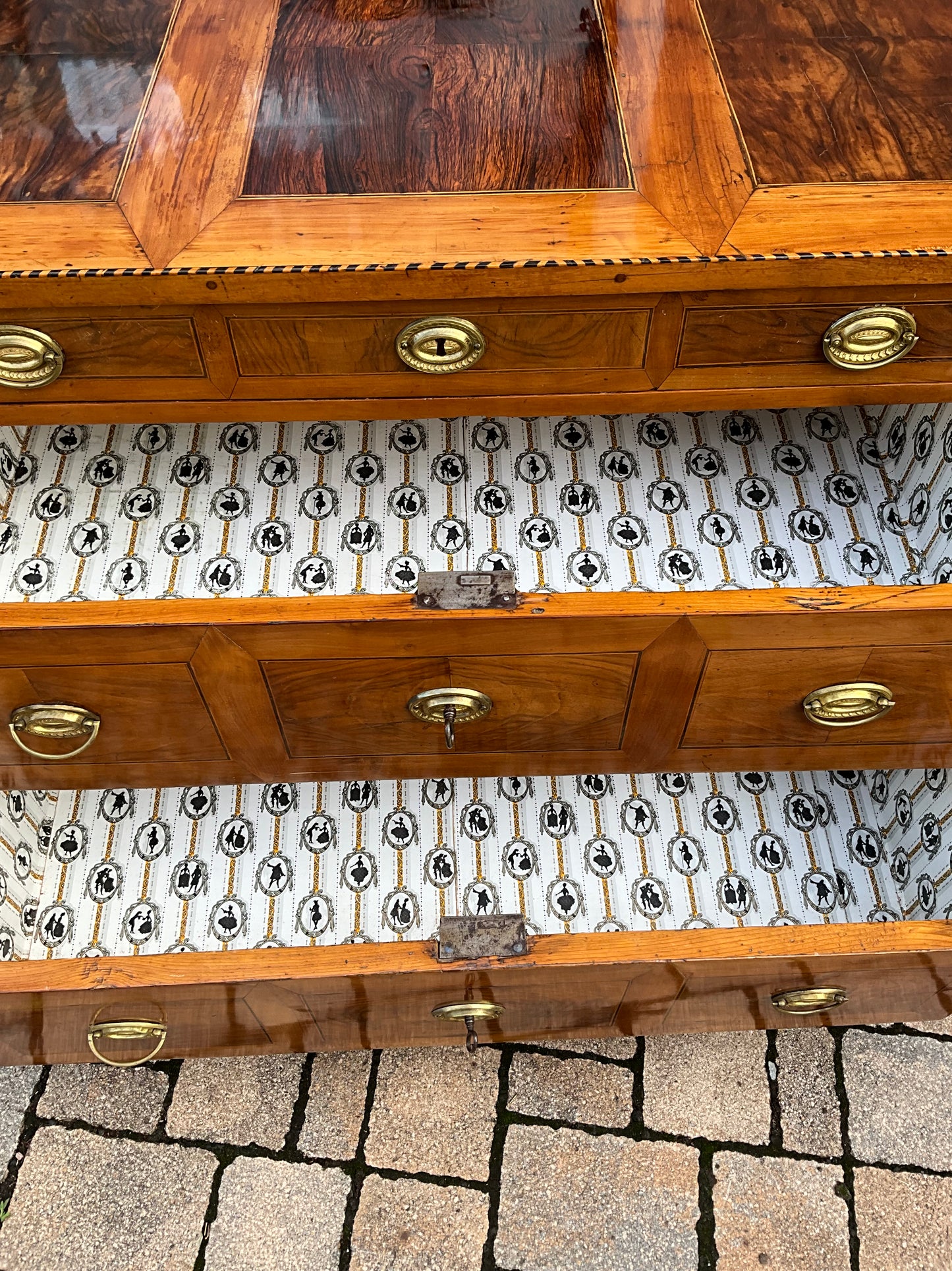 Seltene Biedermeierkommode in Nusswurzelfurnier um 1830