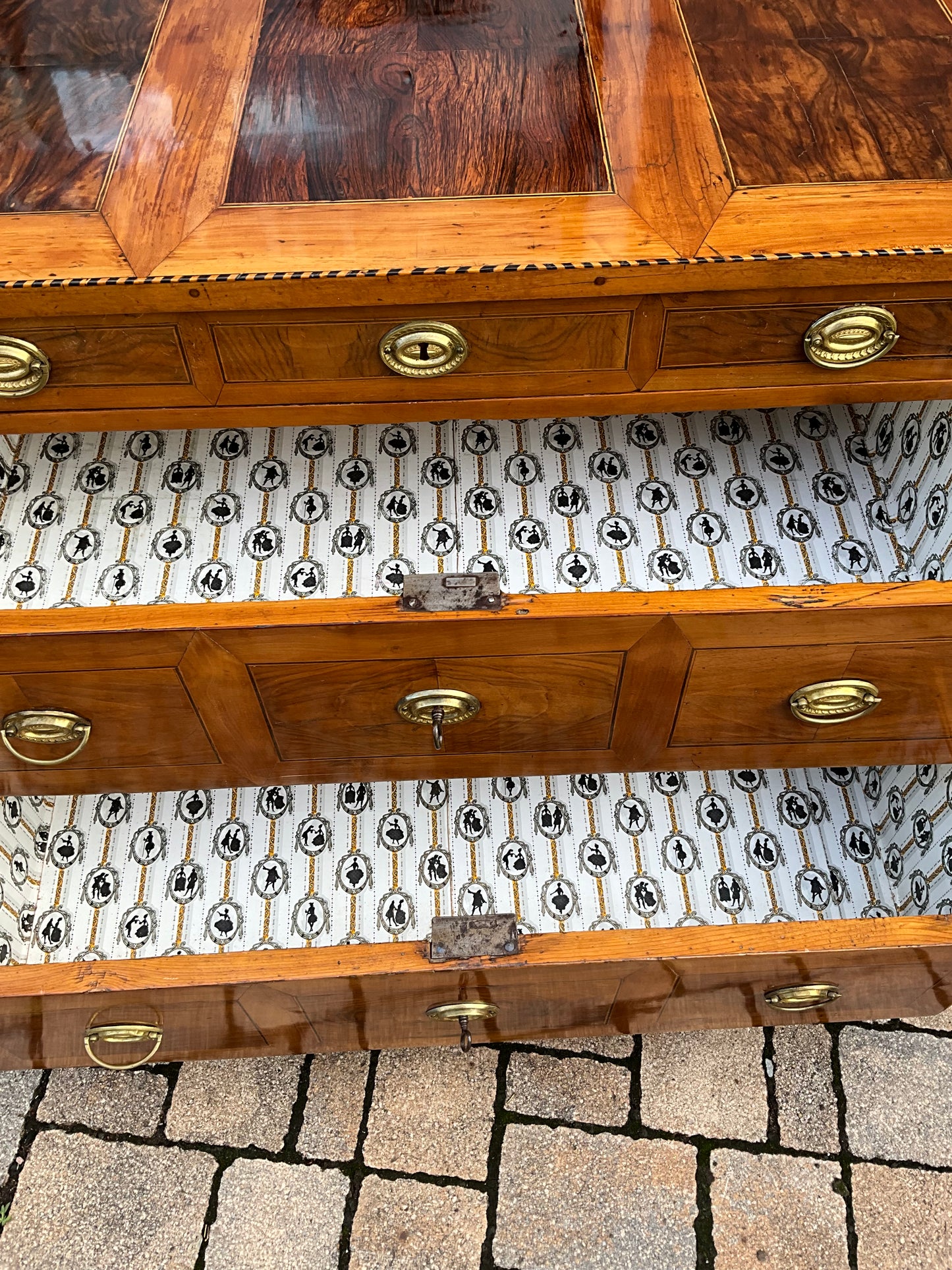 Seltene Biedermeierkommode in Nusswurzelfurnier um 1830
