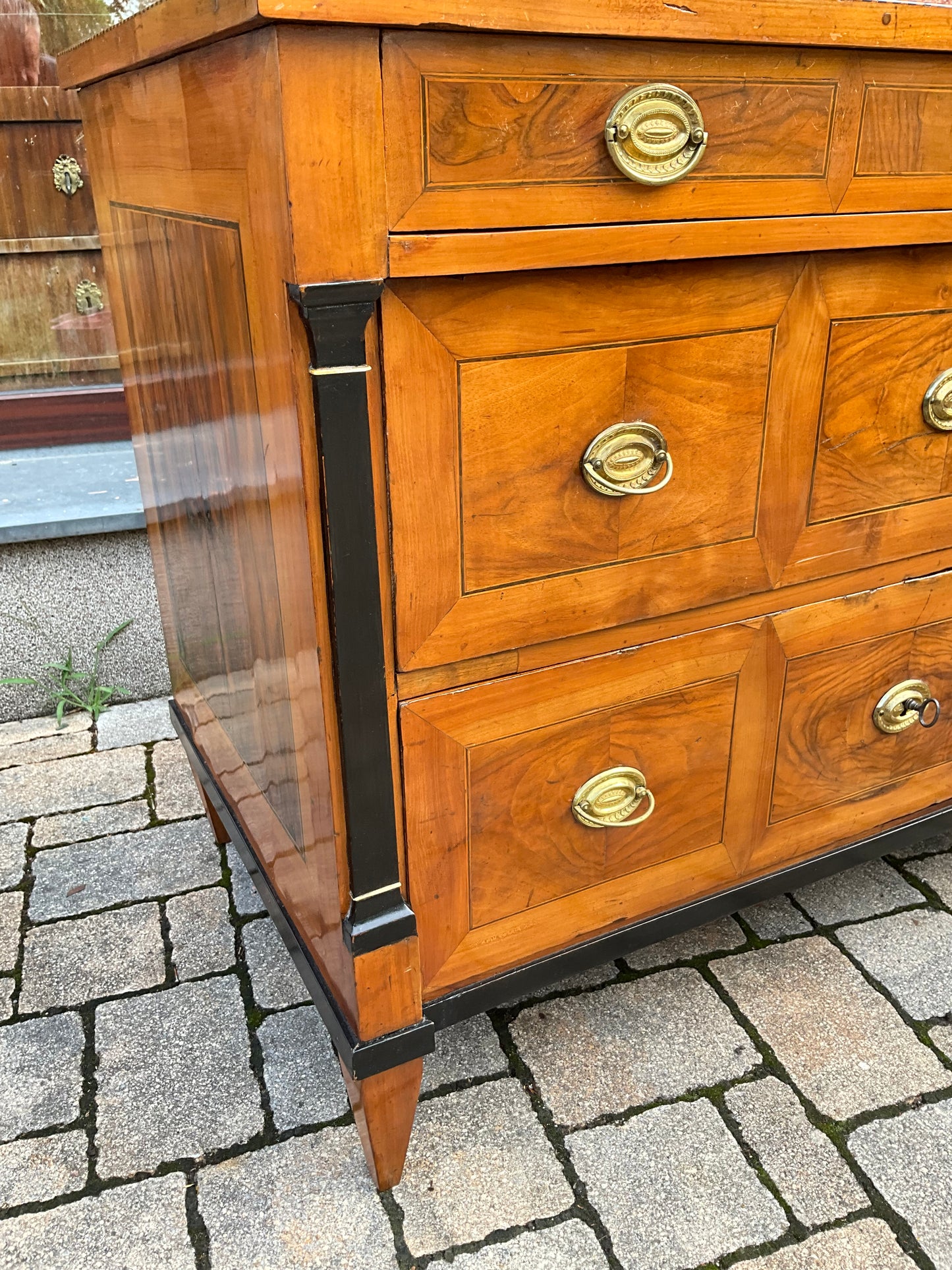 Seltene Biedermeierkommode in Nusswurzelfurnier um 1830