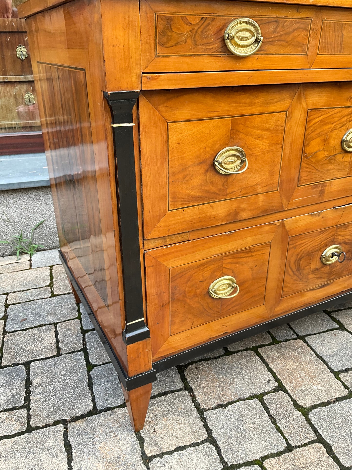 Seltene Biedermeierkommode in Nusswurzelfurnier um 1830
