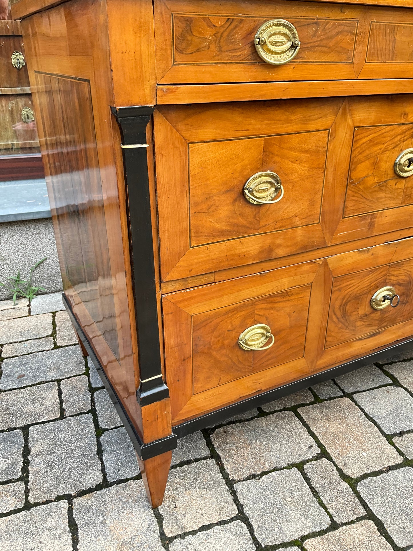 Seltene Biedermeierkommode in Nusswurzelfurnier um 1830
