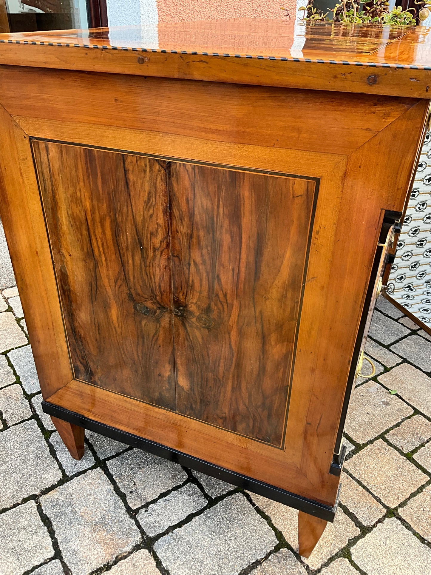 Seltene Biedermeierkommode in Nusswurzelfurnier um 1830