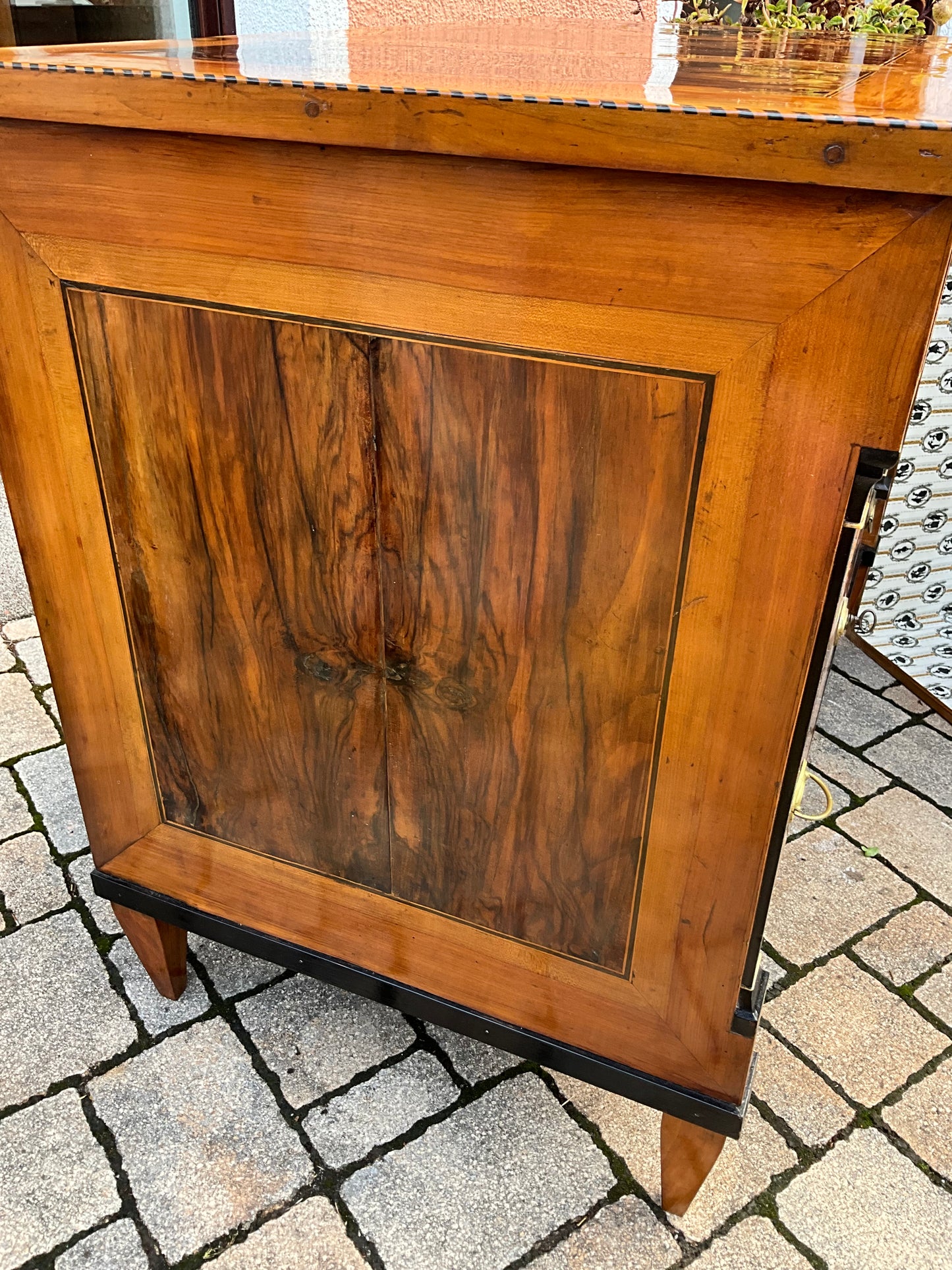 Seltene Biedermeierkommode in Nusswurzelfurnier um 1830