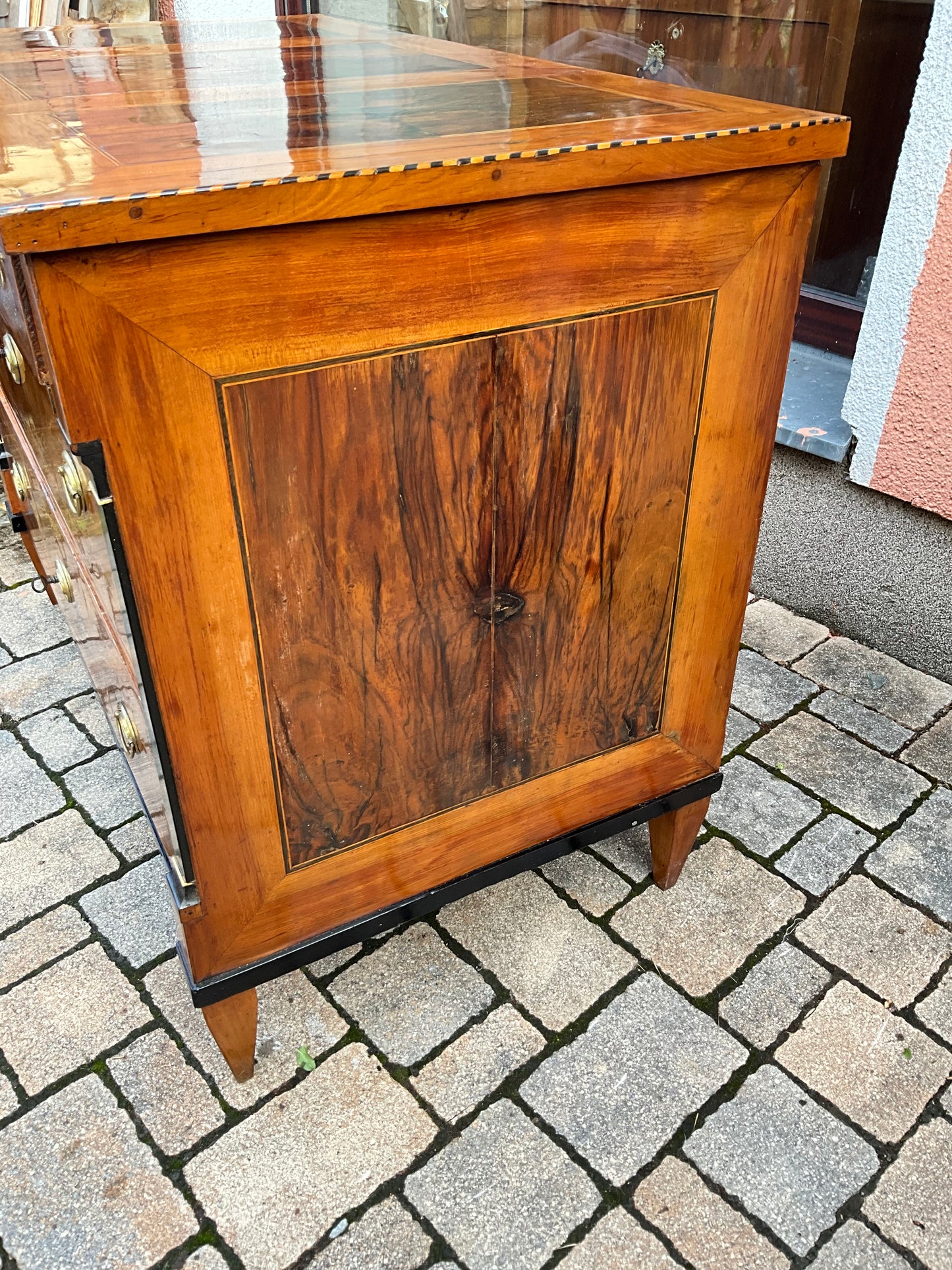 Seltene Biedermeierkommode in Nusswurzelfurnier um 1830