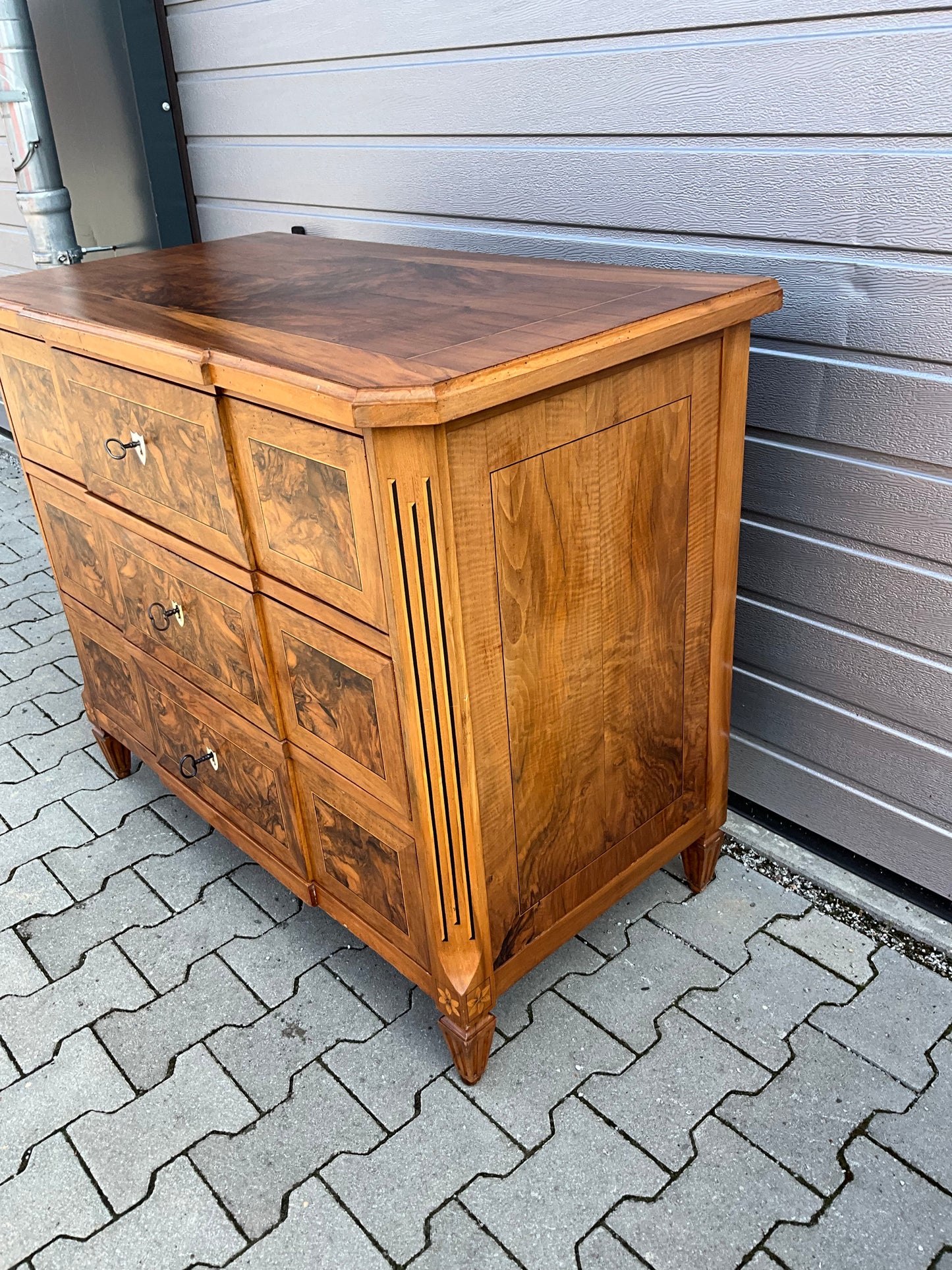 Louis Seizekommode in Nussbaum um 1790