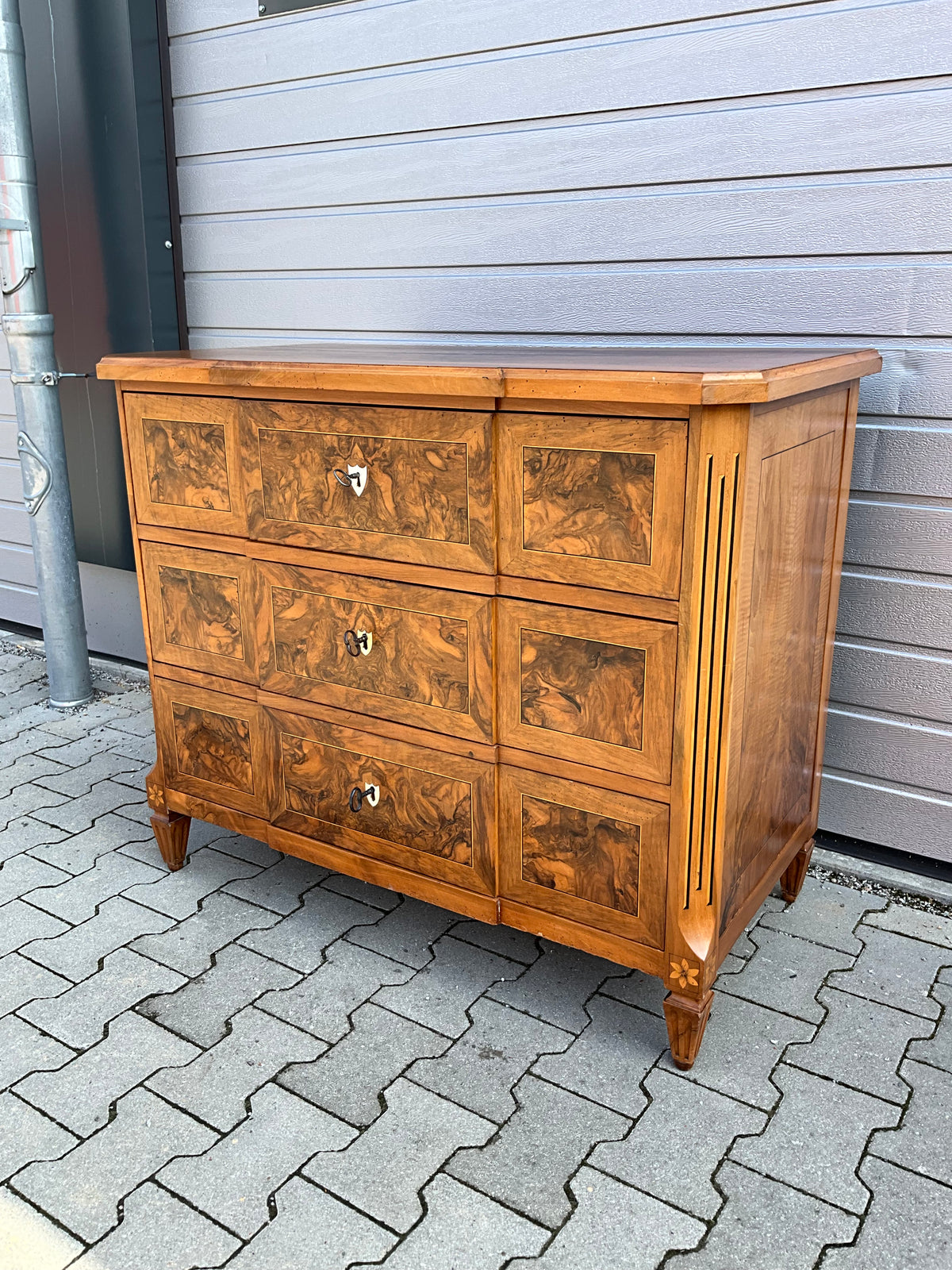 Louis Seizekommode in Nussbaum um 1800