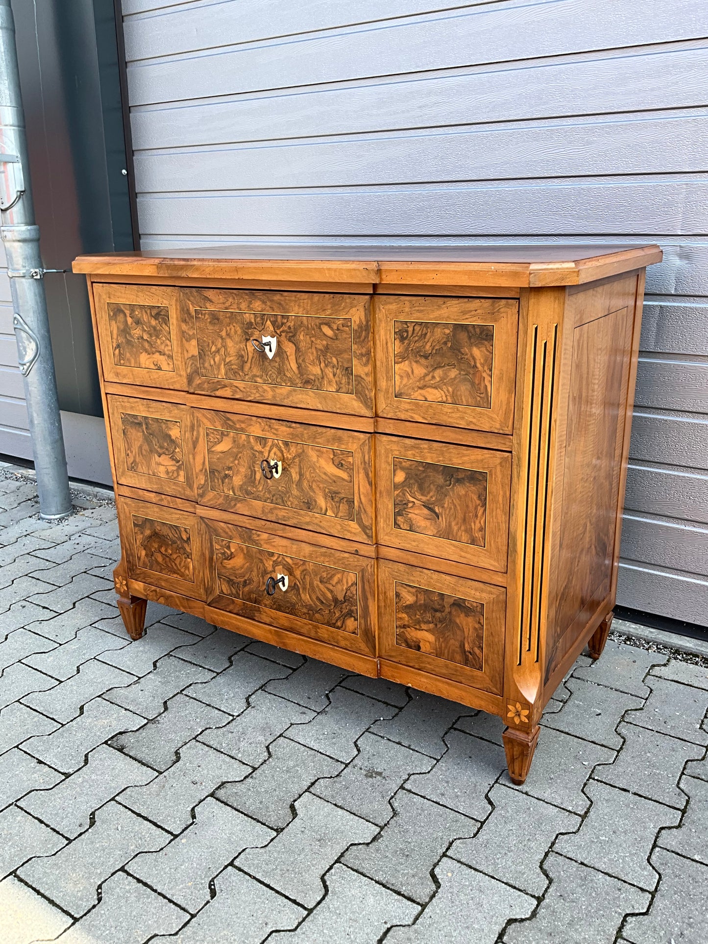Louis Seizekommode in Nussbaum um 1790
