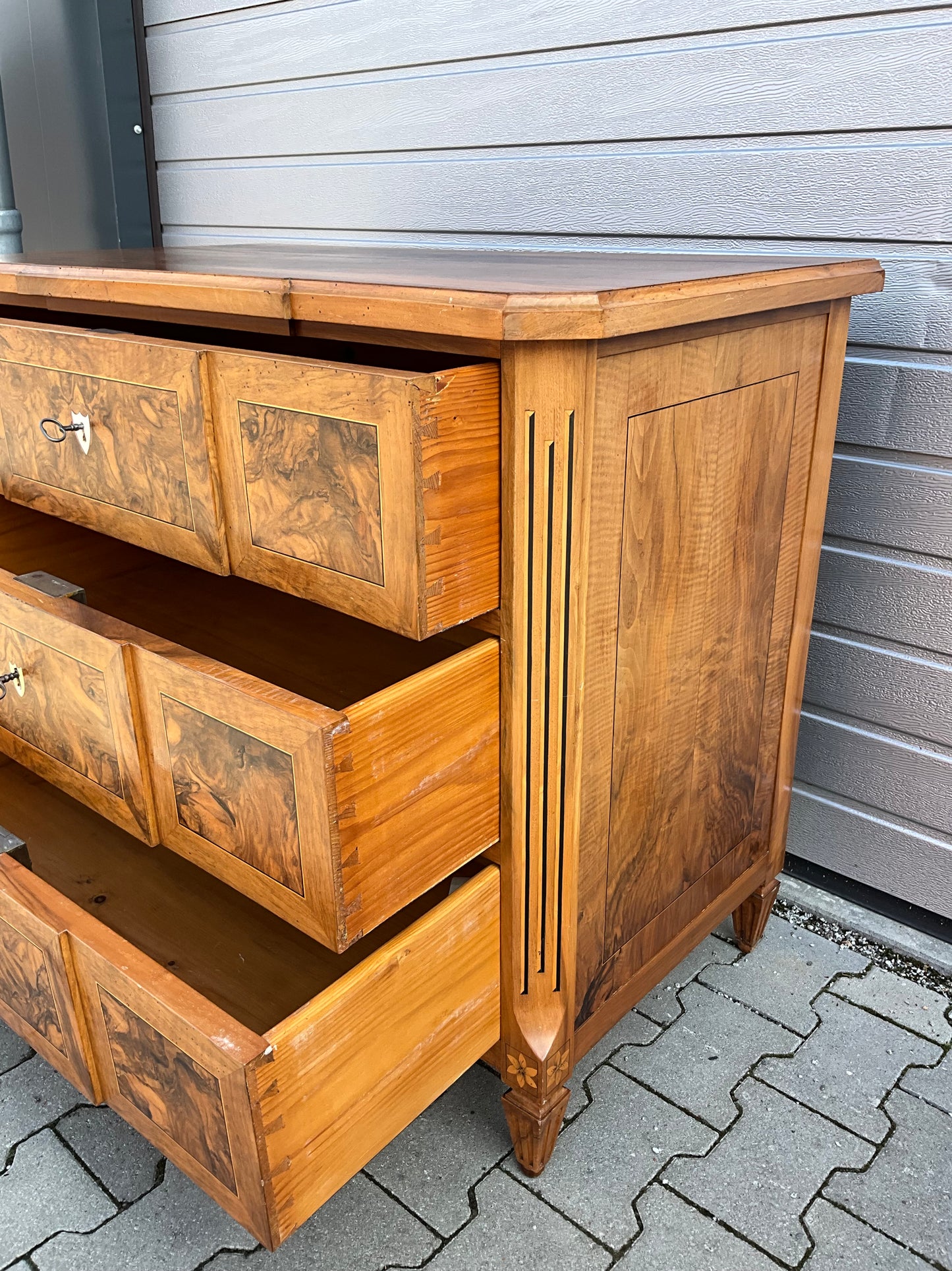 Louis Seizekommode in Nussbaum um 1800