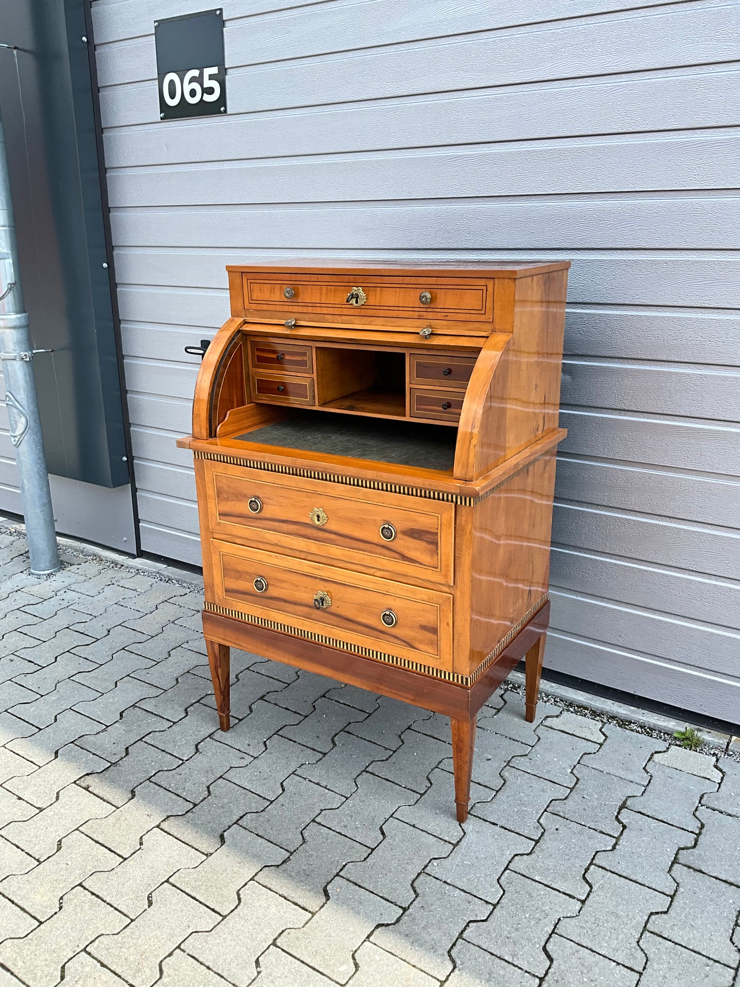 Kleines Zylinderbureau in Birnbaum um 1810