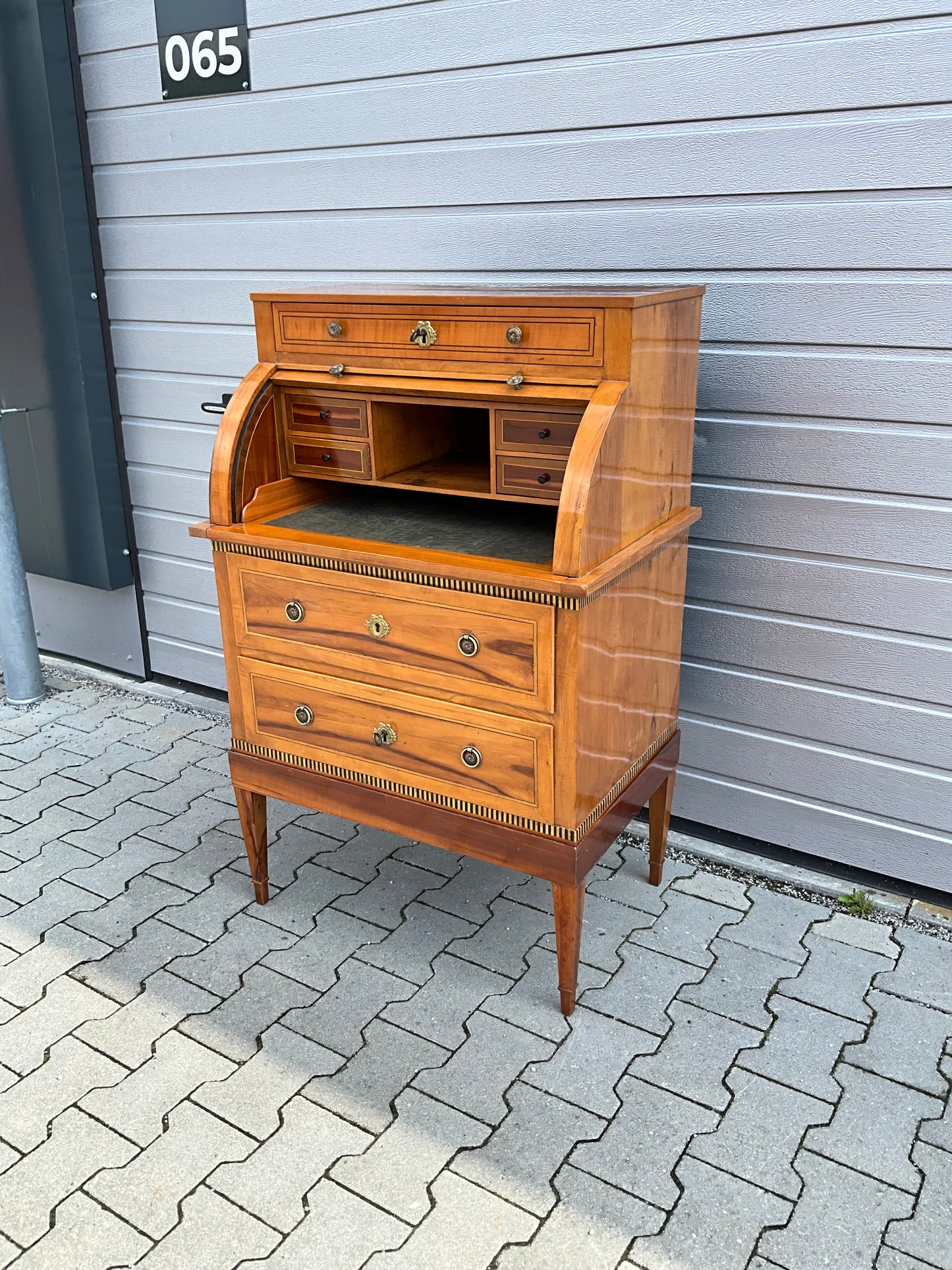 Kleines Zylinderbureau in Birnbaum um 1810