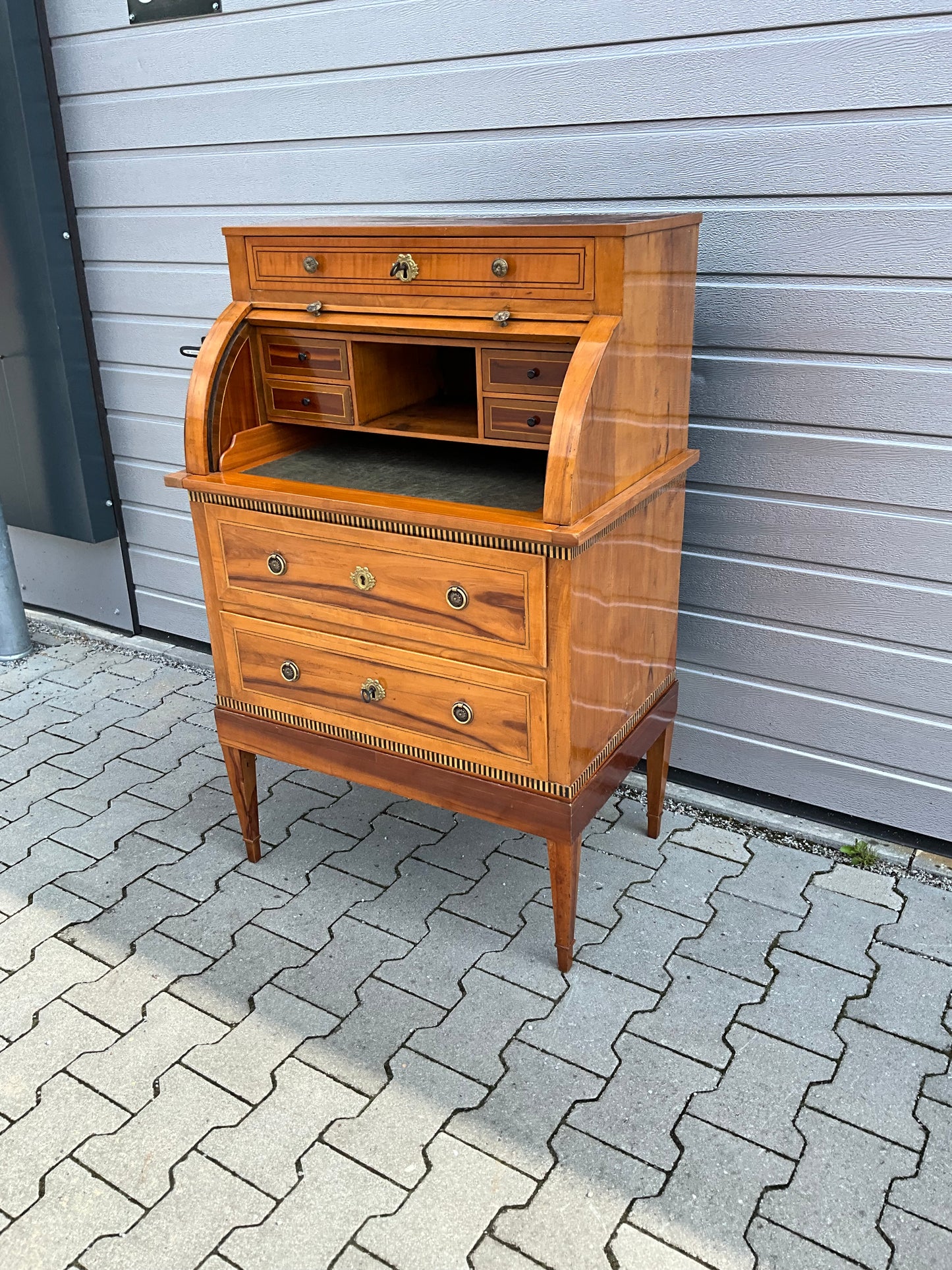 Kleines Zylinderbureau in Birnbaum um 1810