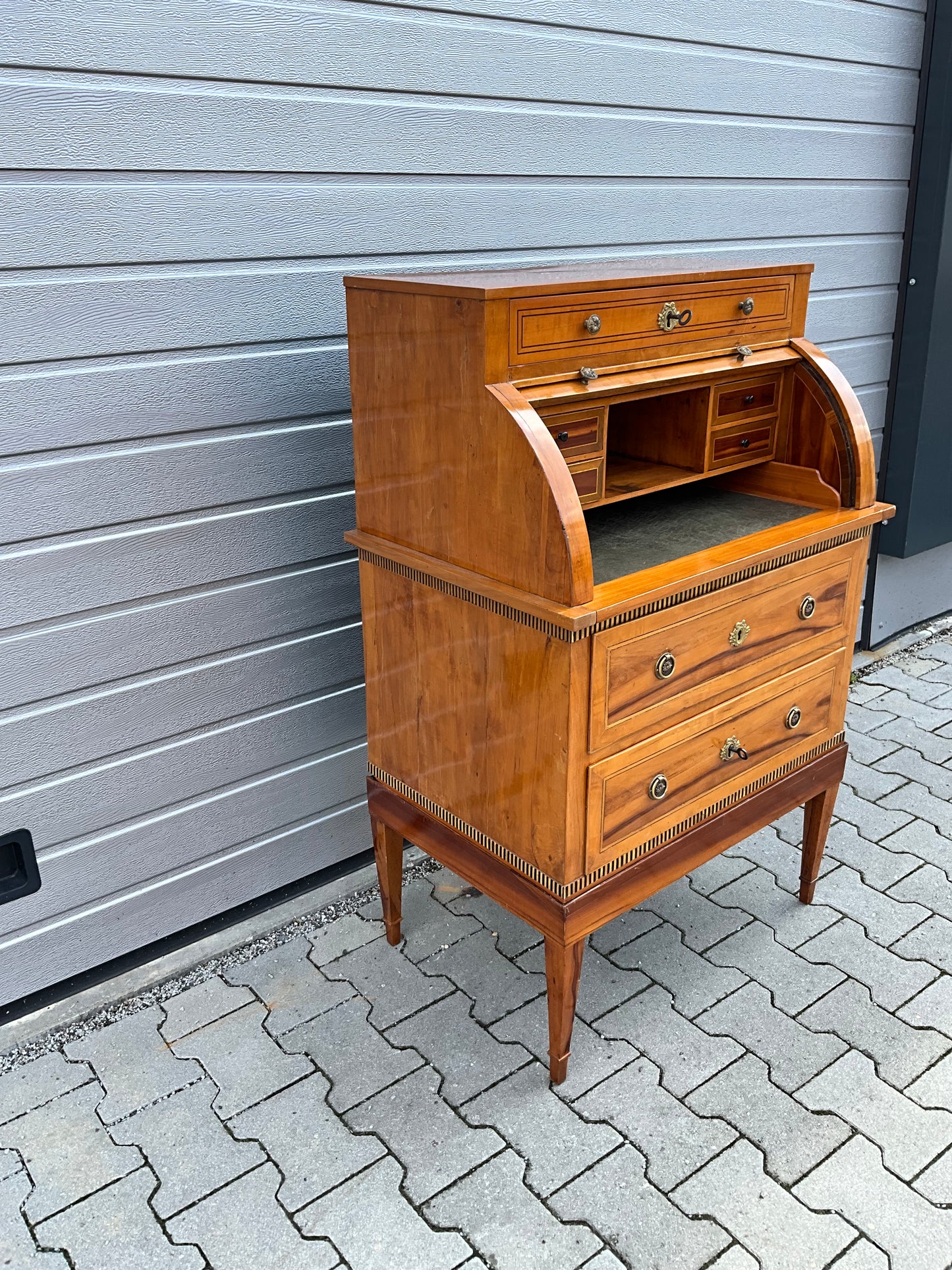 Kleines Zylinderbureau in Birnbaum um 1810