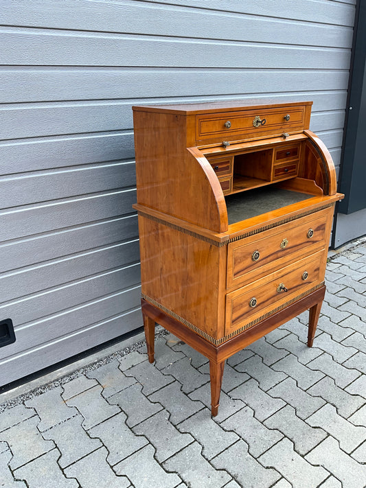Kleines Zylinderbureau in Birnbaum um 1810