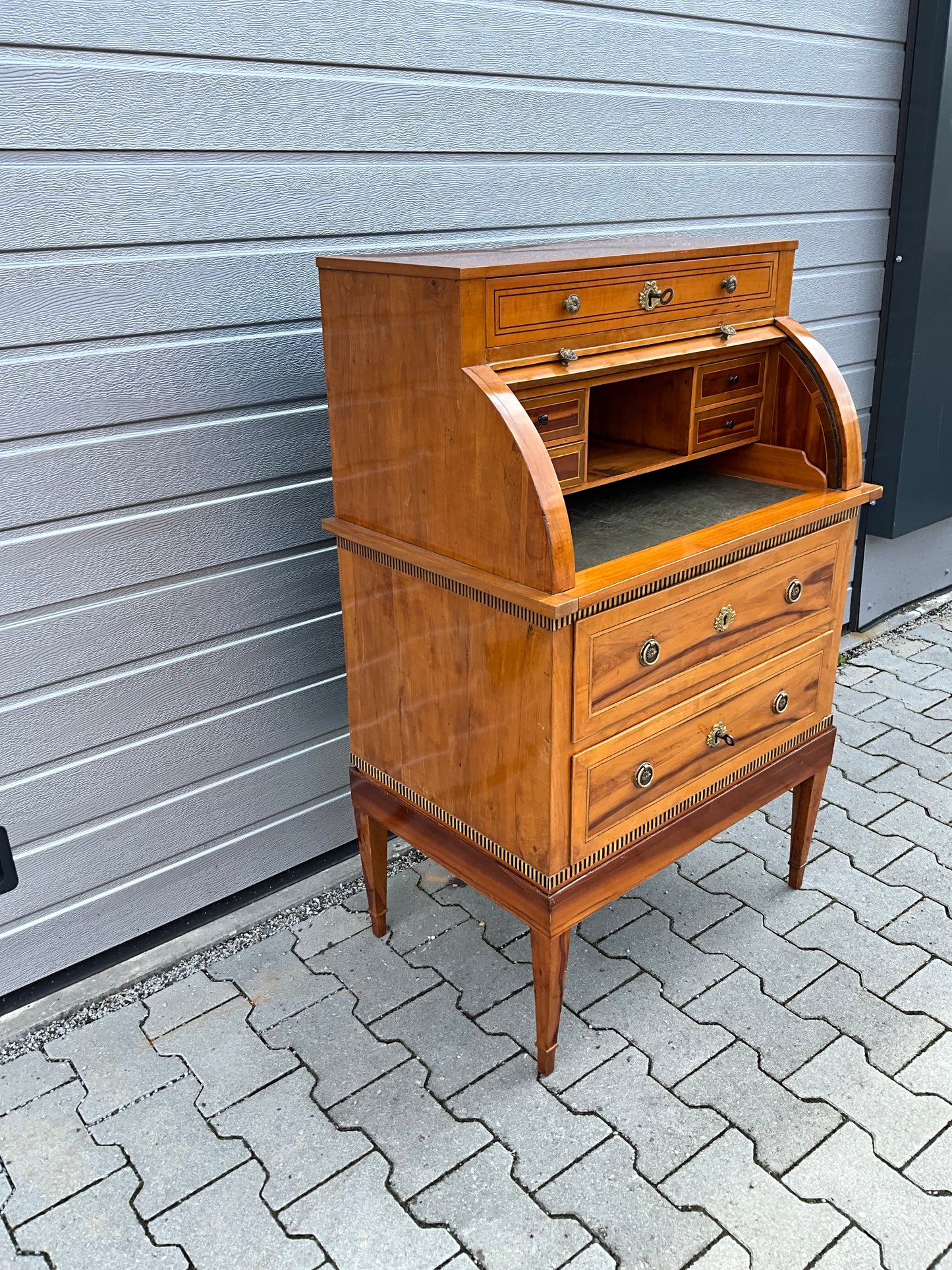 Kleines Zylinderbureau in Birnbaum um 1810