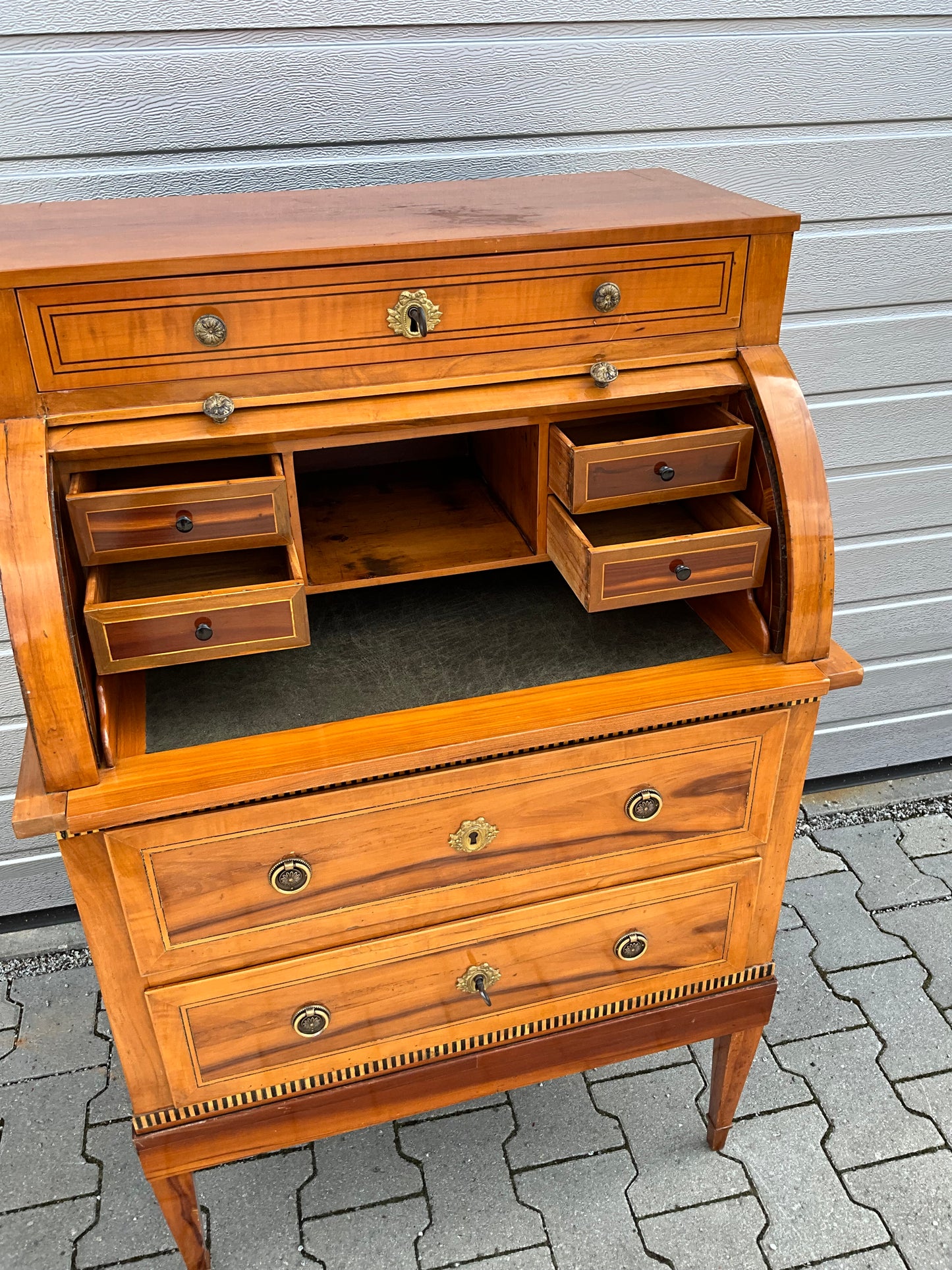 Kleines Zylinderbureau in Birnbaum um 1810