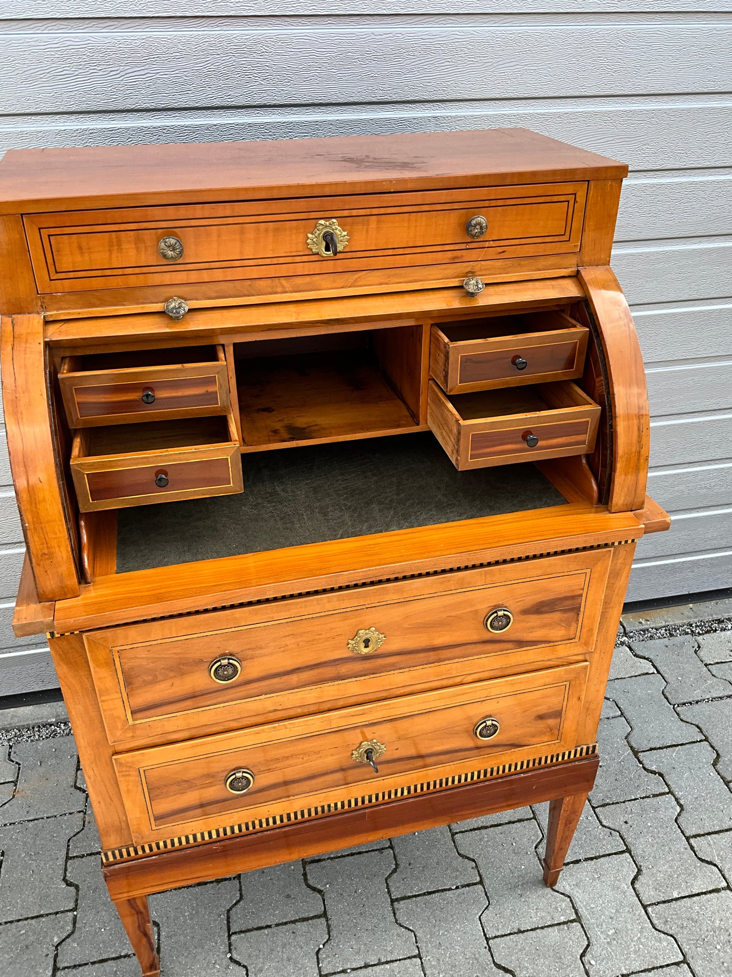 Kleines Zylinderbureau in Birnbaum um 1810