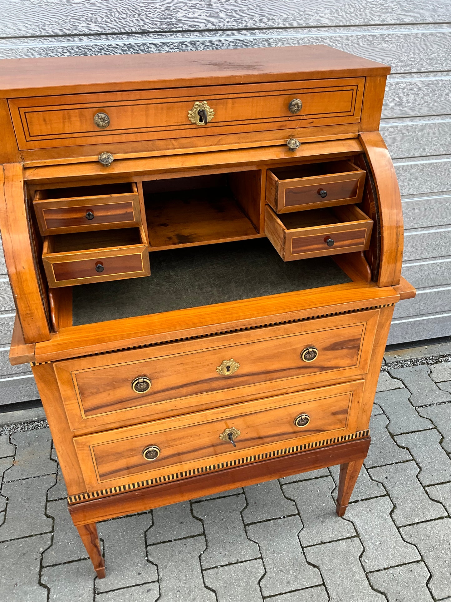 Kleines Zylinderbureau in Birnbaum um 1810