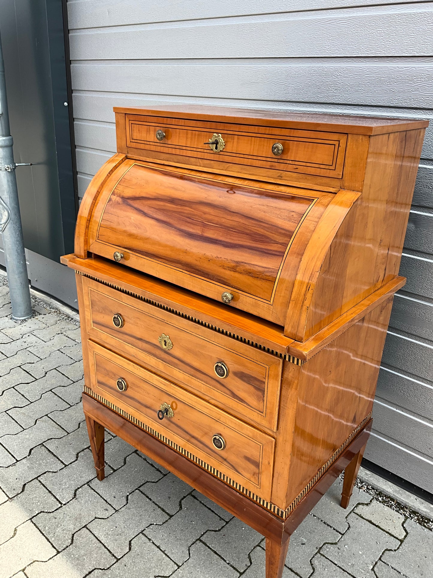 Kleines Zylinderbureau in Birnbaum um 1810