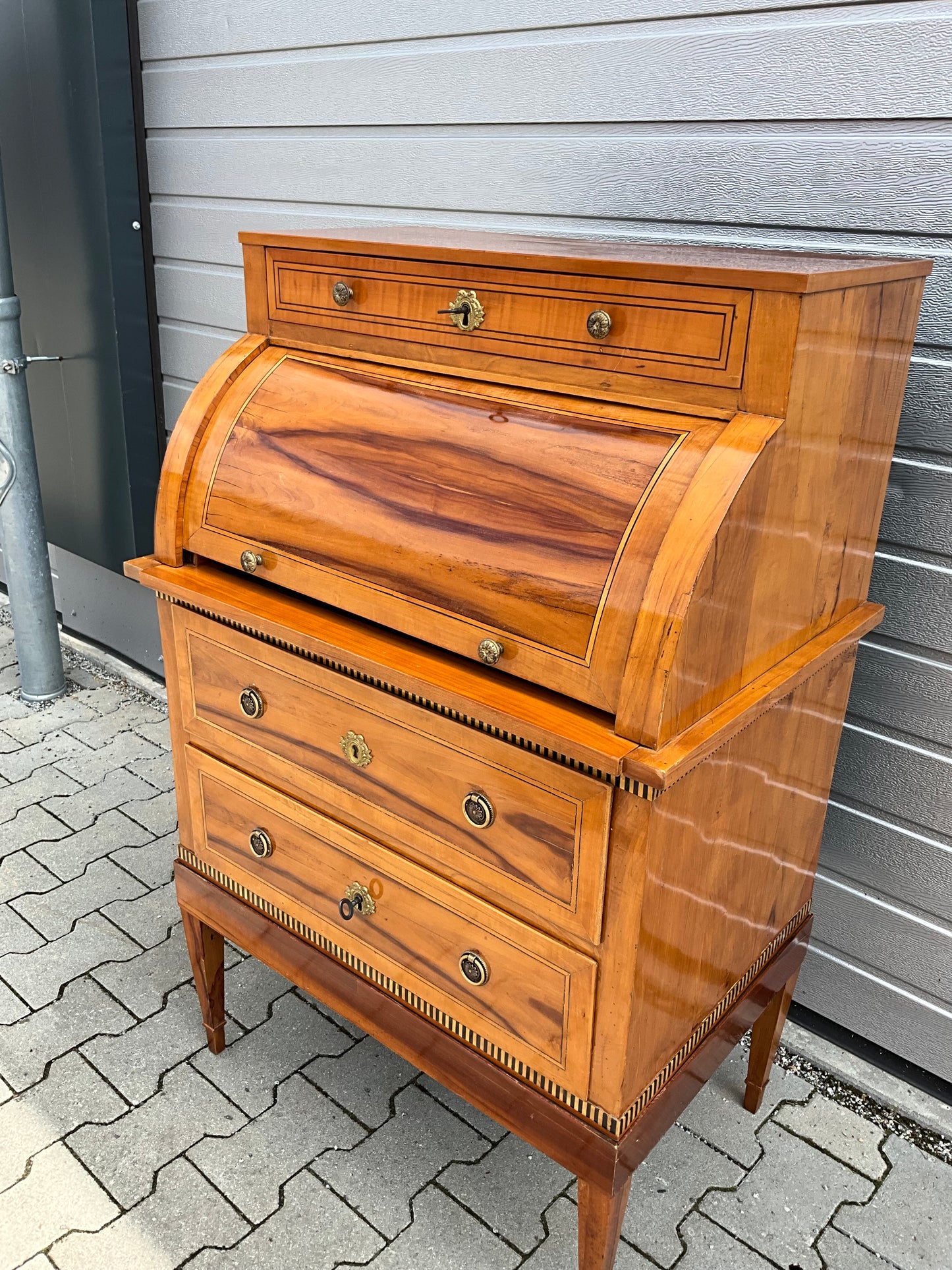 Kleines Zylinderbureau in Birnbaum um 1810