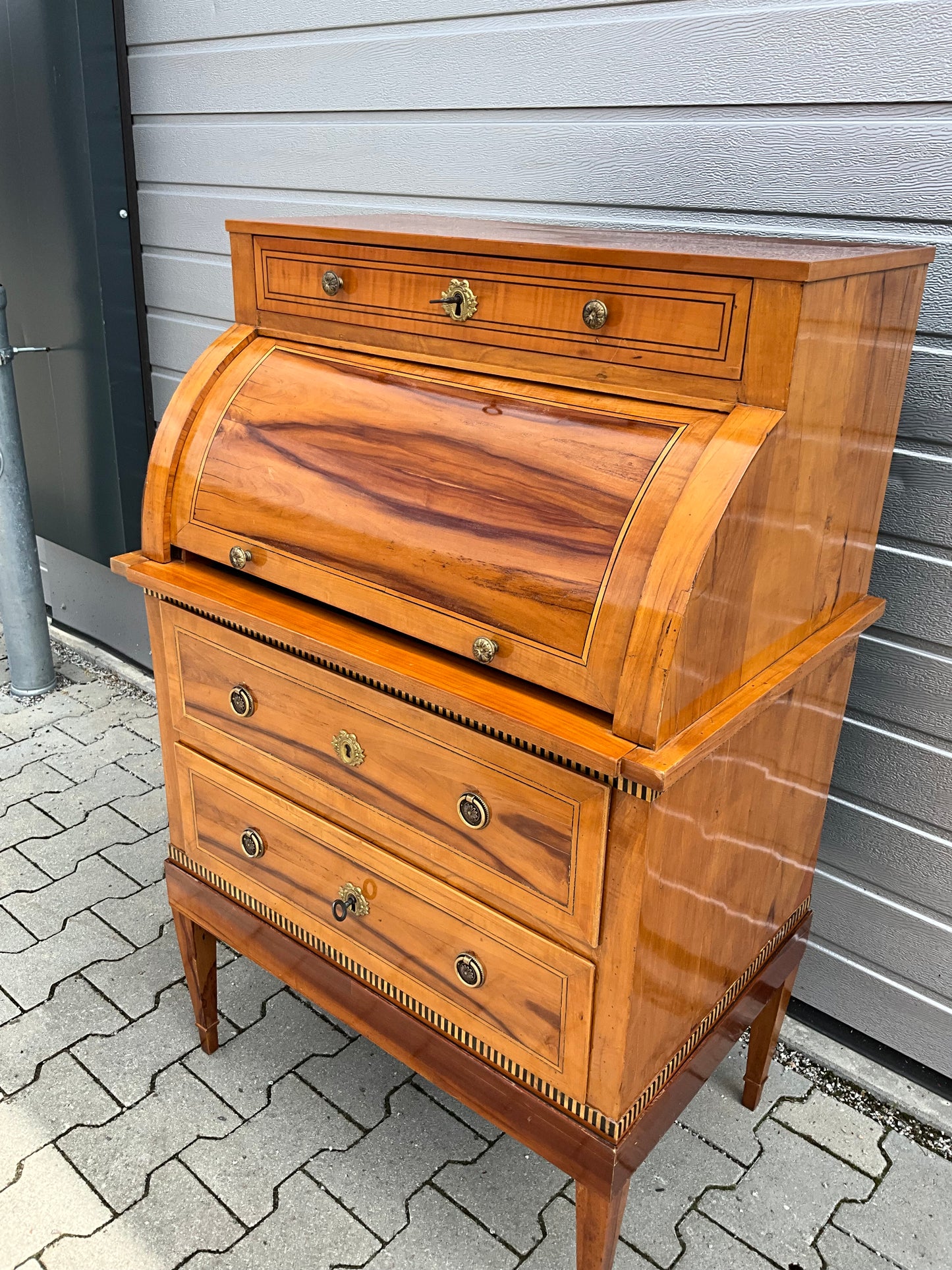 Kleines Zylinderbureau in Birnbaum um 1810