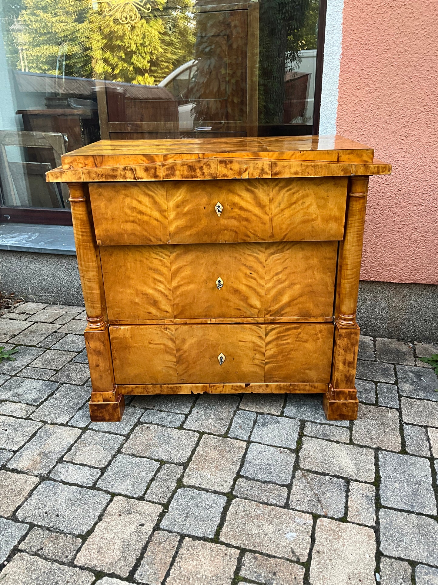 Biedermeierkommode in Birke mit Vollsäulen um 1830