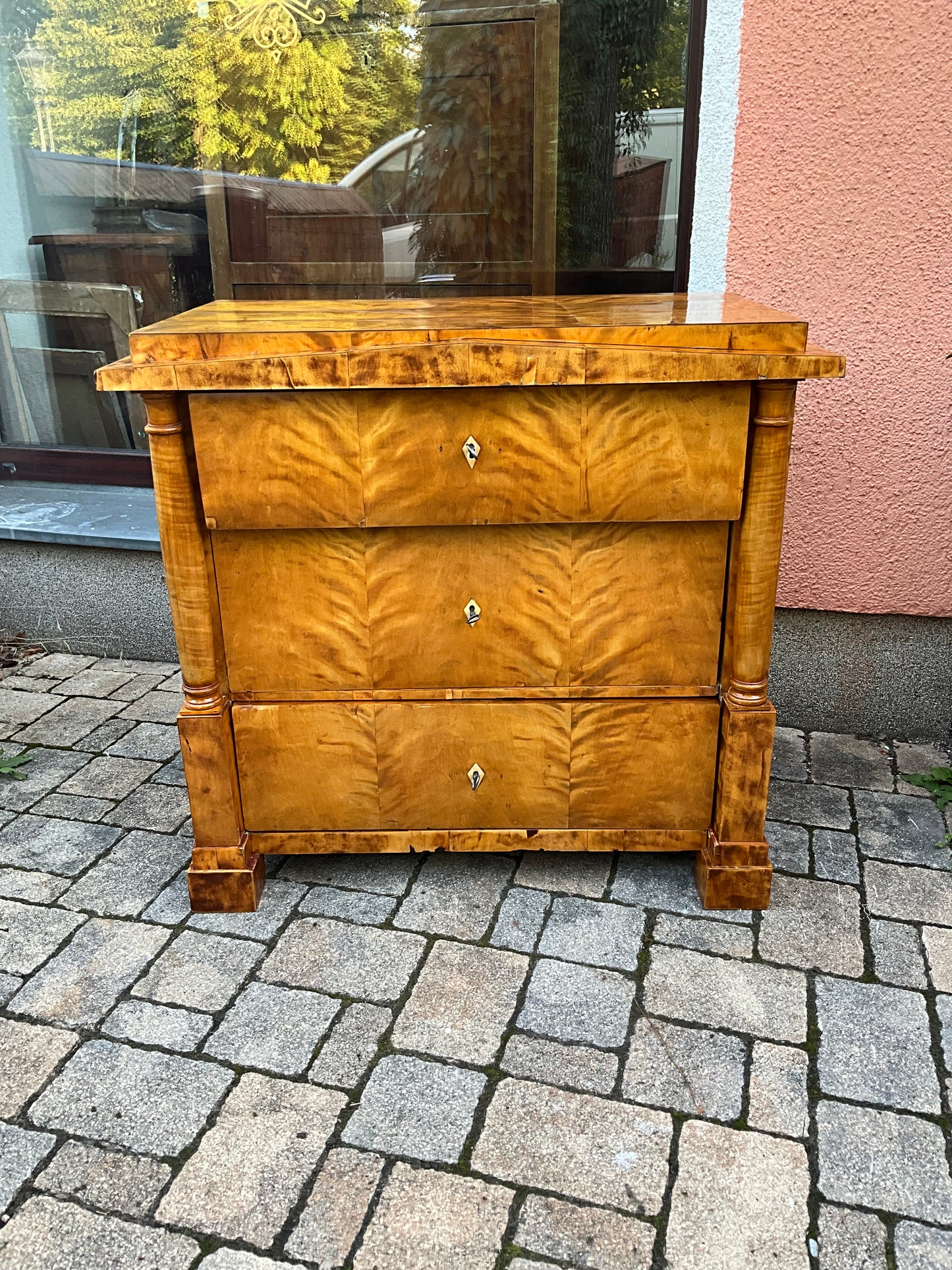 Biedermeierkommode in Birke mit Vollsäulen um 1830