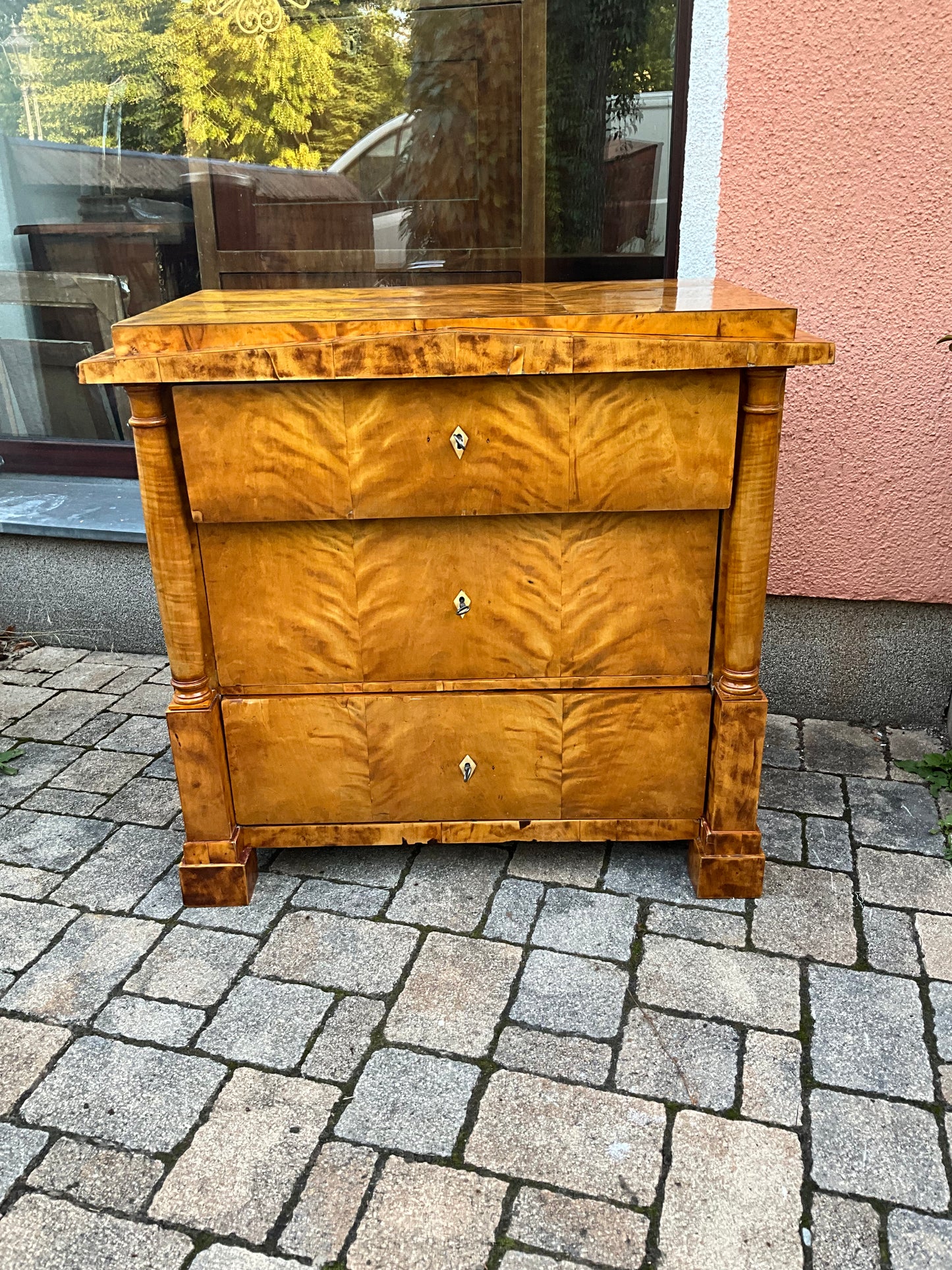 Biedermeierkommode in Birke mit Vollsäulen um 1830