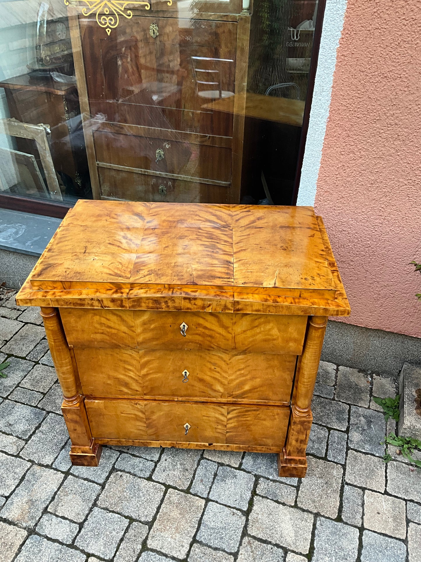 Biedermeierkommode in Birke mit Vollsäulen um 1830
