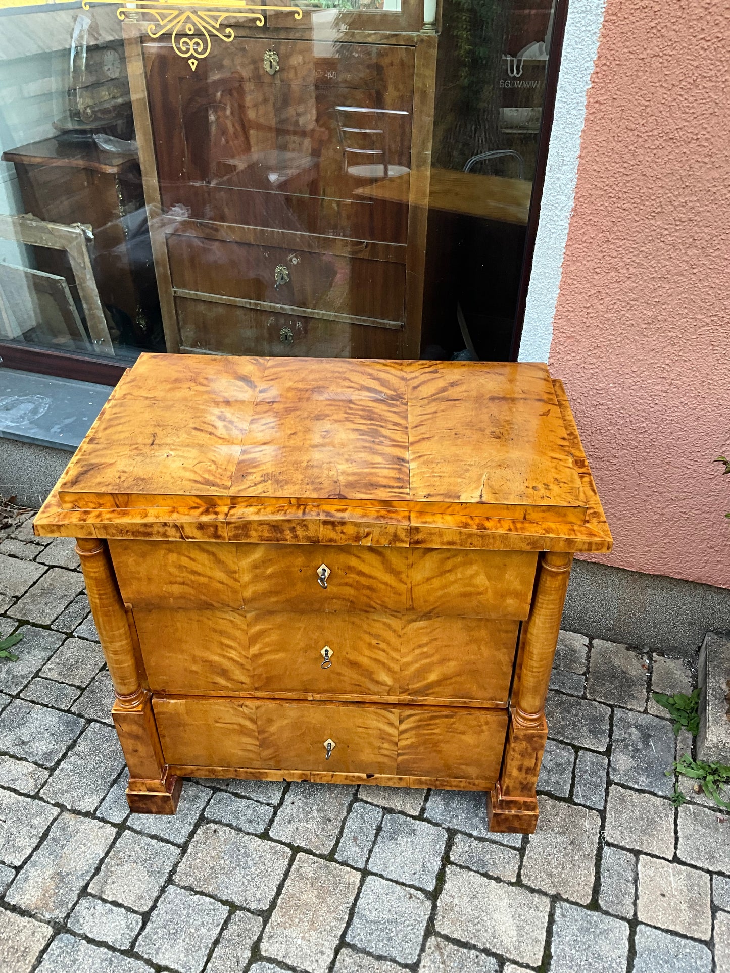 Biedermeierkommode in Birke mit Vollsäulen um 1830