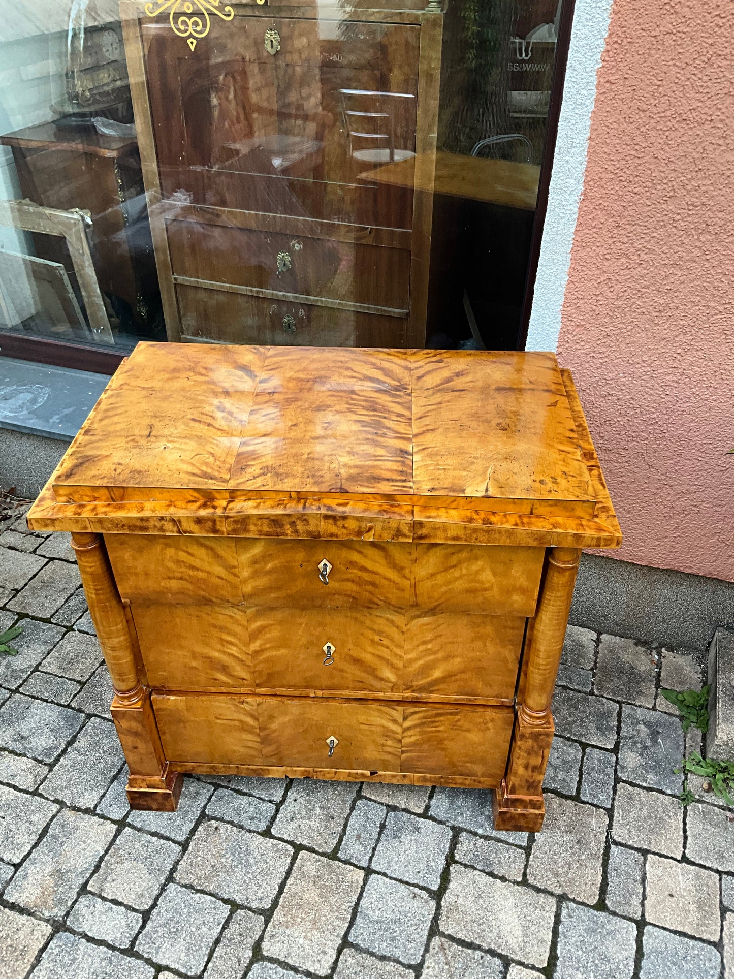 Biedermeierkommode in Birke mit Vollsäulen um 1830